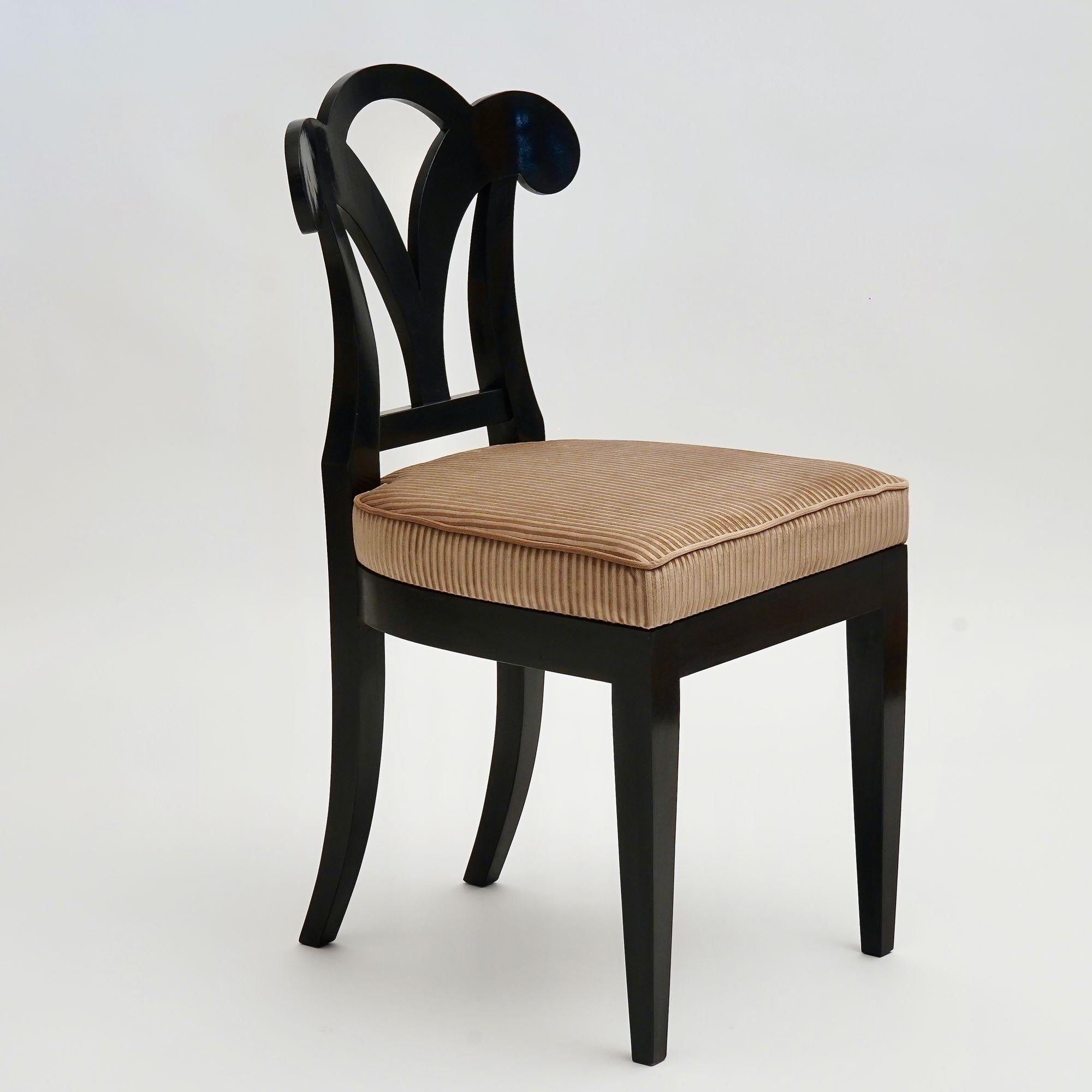 Eclectica, set di 8 sedie da pranzo Biedermeier ebanizzate, ognuna in uno stile diverso in vendita 10