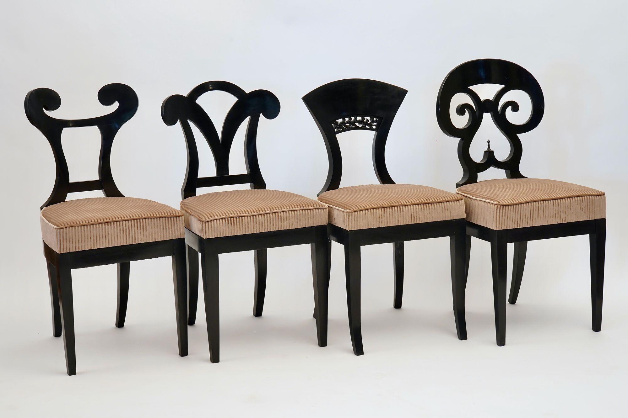 Italiano Eclectica, set di 8 sedie da pranzo Biedermeier ebanizzate, ognuna in uno stile diverso in vendita