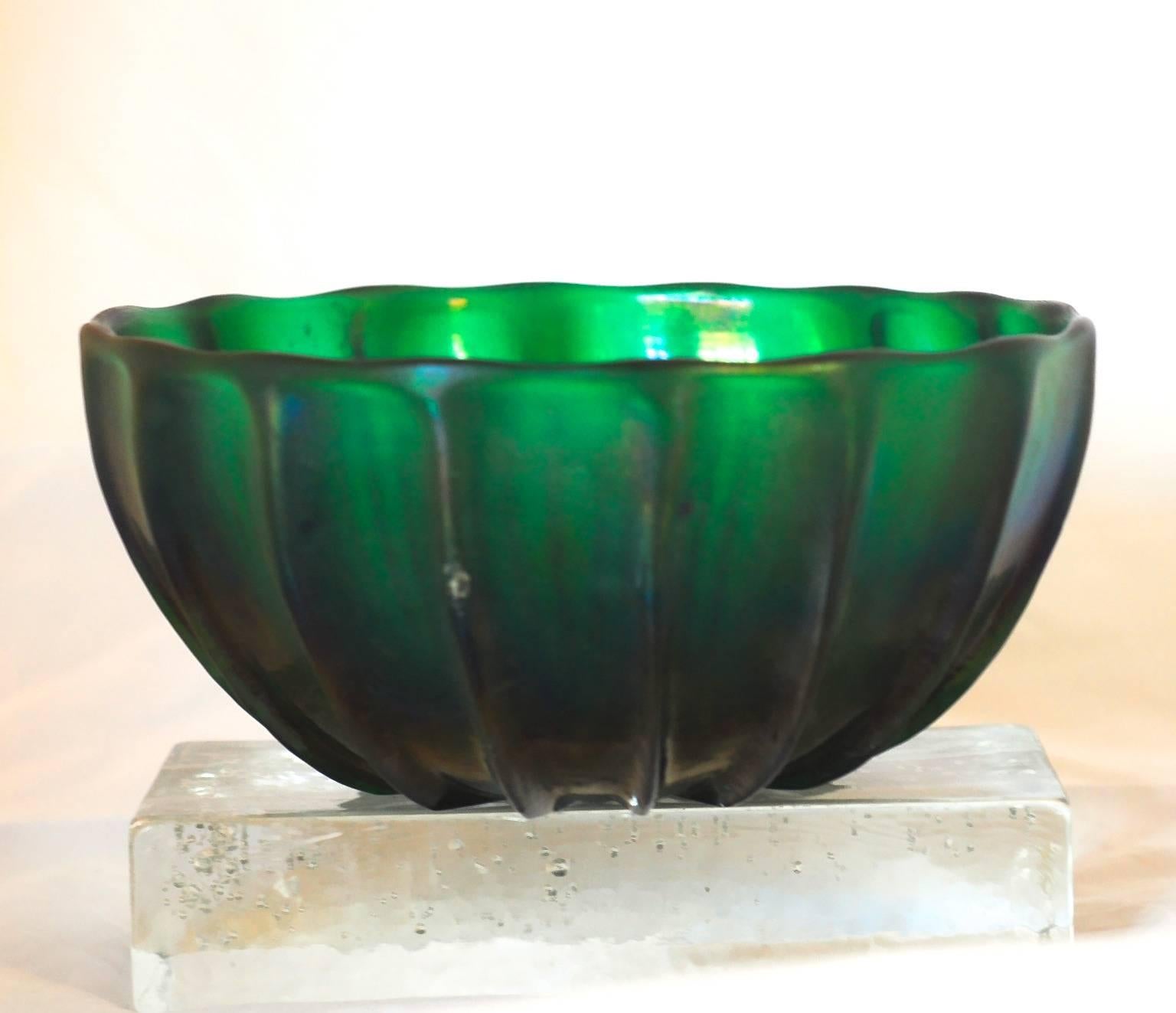 Massif rigadin technique, green with deep iridescence. Hand opened. Typical Archimede Seguso Serenella 18 green. Hard to find, part of a beautiful collection listed in his quaderni.
Beautiful heavy green bowl made by Archimede Seguso. Signed and
