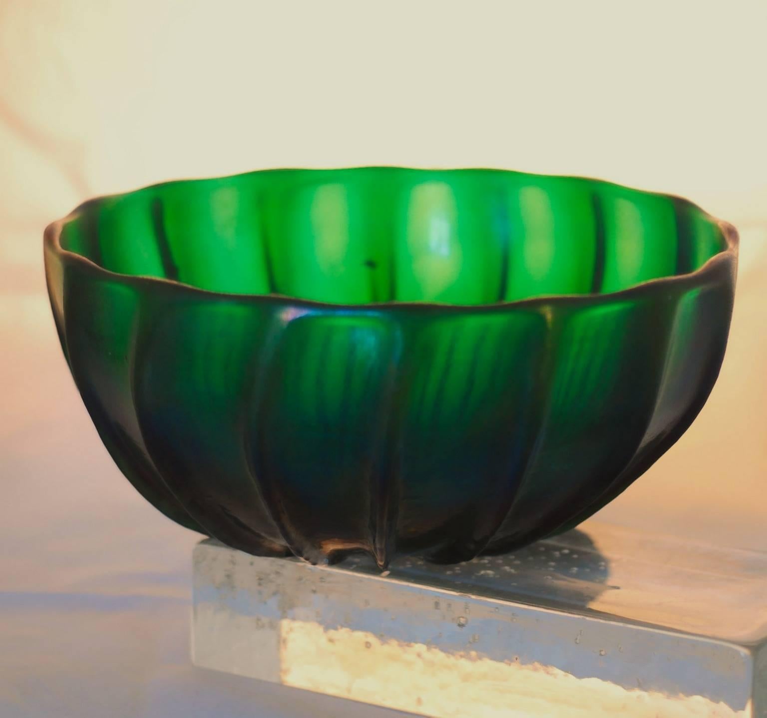 20th Century Archimede Seguso Signed Bowl, Green Glass with Iridescence, Serenella 18 Green For Sale