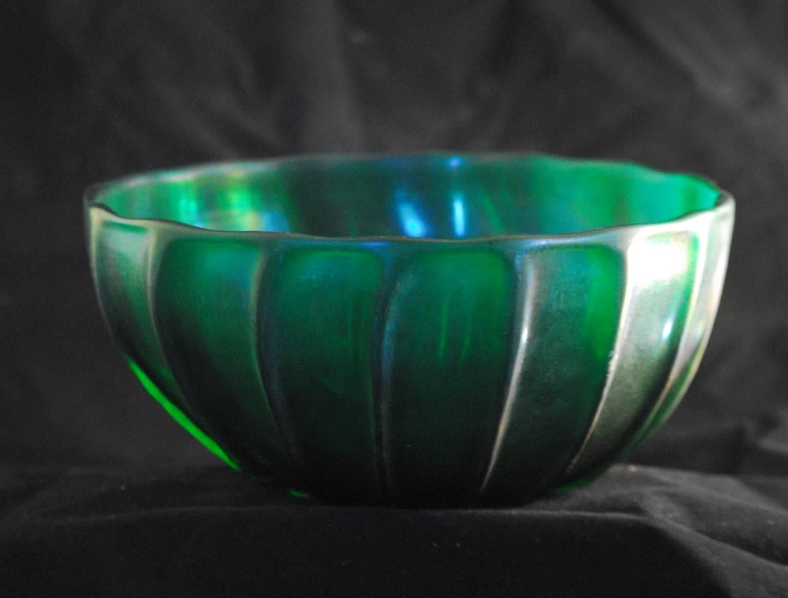 Murano Glass Archimede Seguso Signed Bowl, Green Glass with Iridescence, Serenella 18 Green For Sale