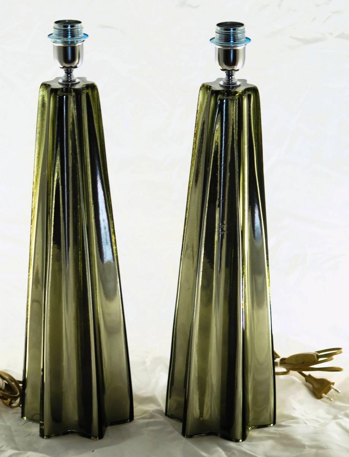 Fashionable pair of tall table lamp from Alberto Donà in Murano. Gray acciaio color layered inside with mirror mercury glass technique. Geometry of shape plays well with light reflection making a wonderful effect when the shaded lamp is lit.