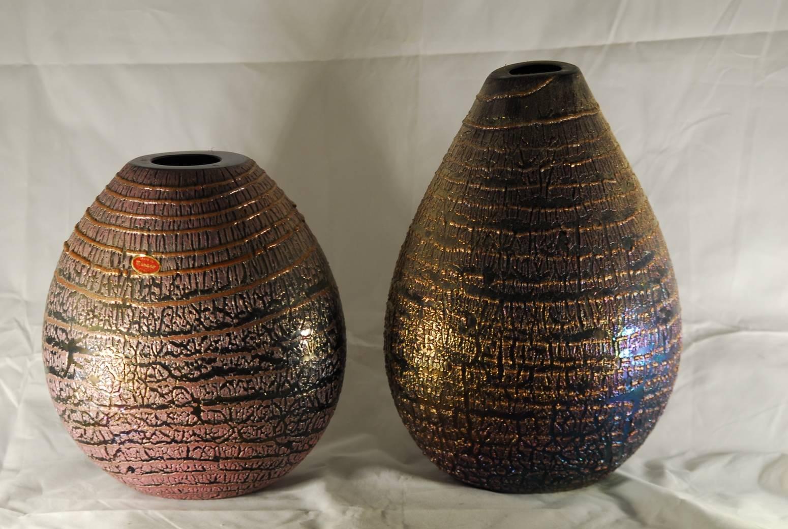 Late 20th Century Pair of Crackled Black Iridescent Vases with Avventurina Stripe by Sergio Rossi For Sale