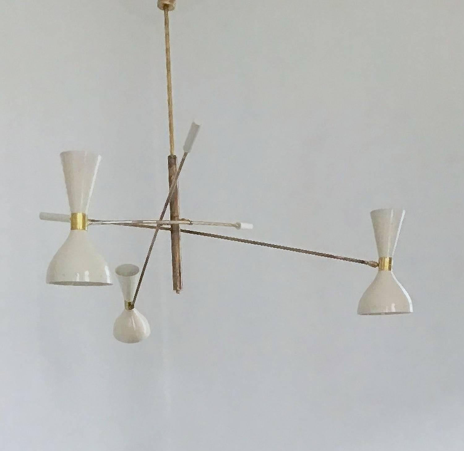 Una meravigliosa interpretazione dell'iconico lampadario a tre bracci del Mid-Century.

Tutto è fatto con passione per i dettagli e i materiali.

Paralumi: Ogni paralume misura 27,5 cm e contiene due lampadine, una a candelabro sul cono superiore