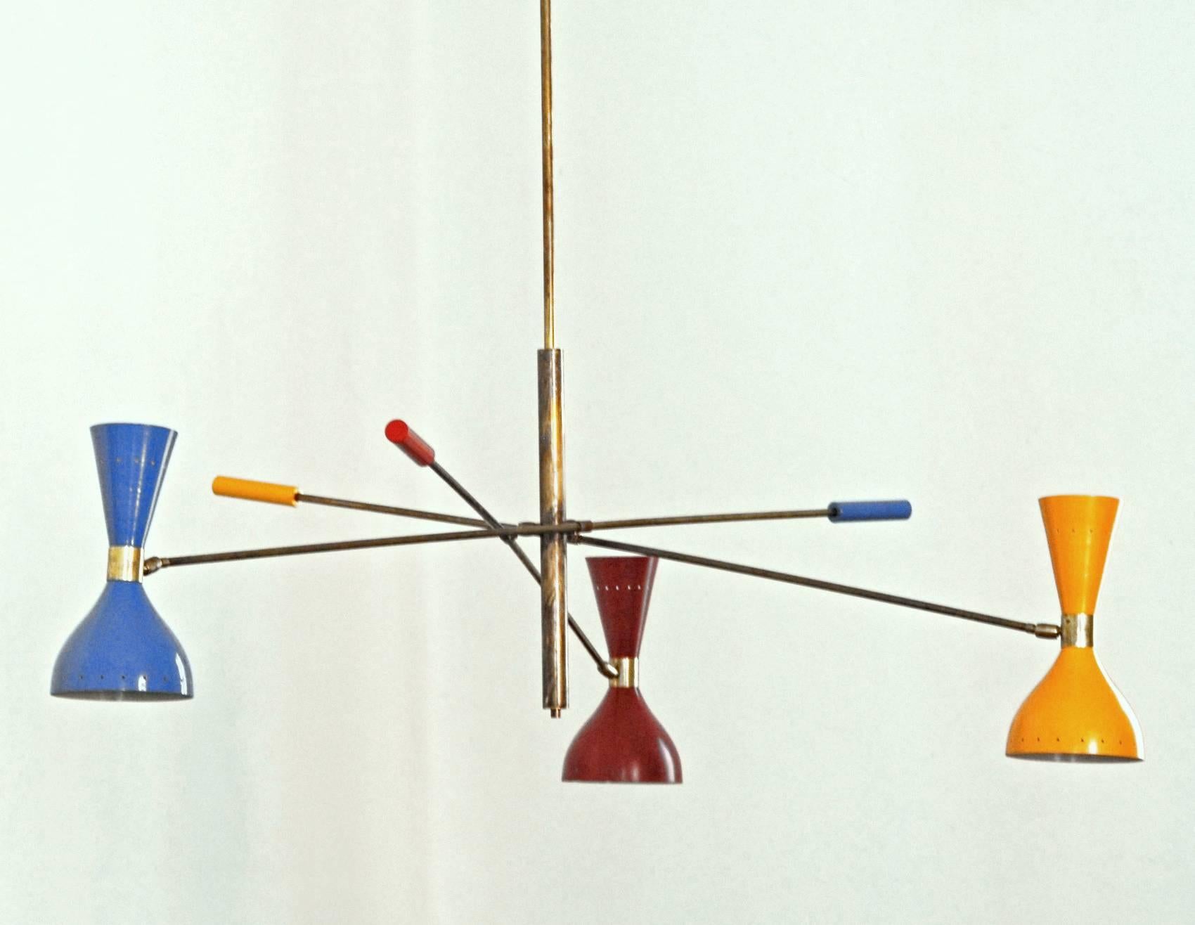 Le lustre s'inspire des luminaires emblématiques des années 1950 fabriqués par les studios italiens modernes du milieu du siècle Arteluce et Stilnovo, notamment la lampe Triennale d'Angelo Lelii. Cependant, il présente un design unique et distinctif
