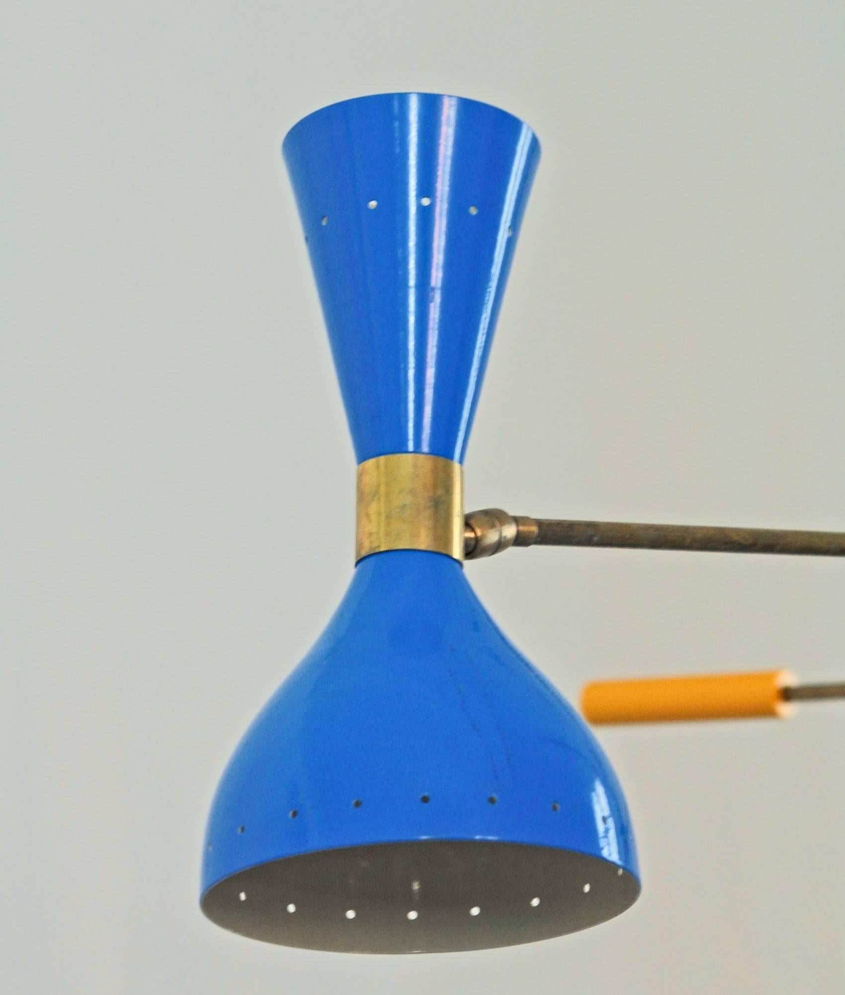 Patinato Lampadario italiano regolabile a tre bracci in stile Triennale, ottone patinato in vendita