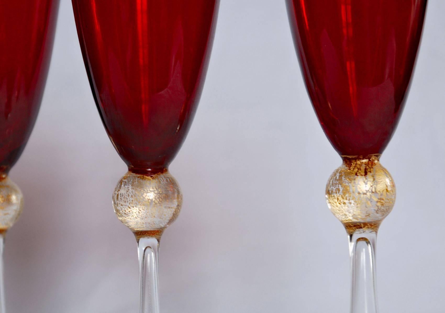 Murano Glass Maestri Muranesi, Cenedese, 6 Handopened Flutes Murano Red Blown Stem Gold, 80s