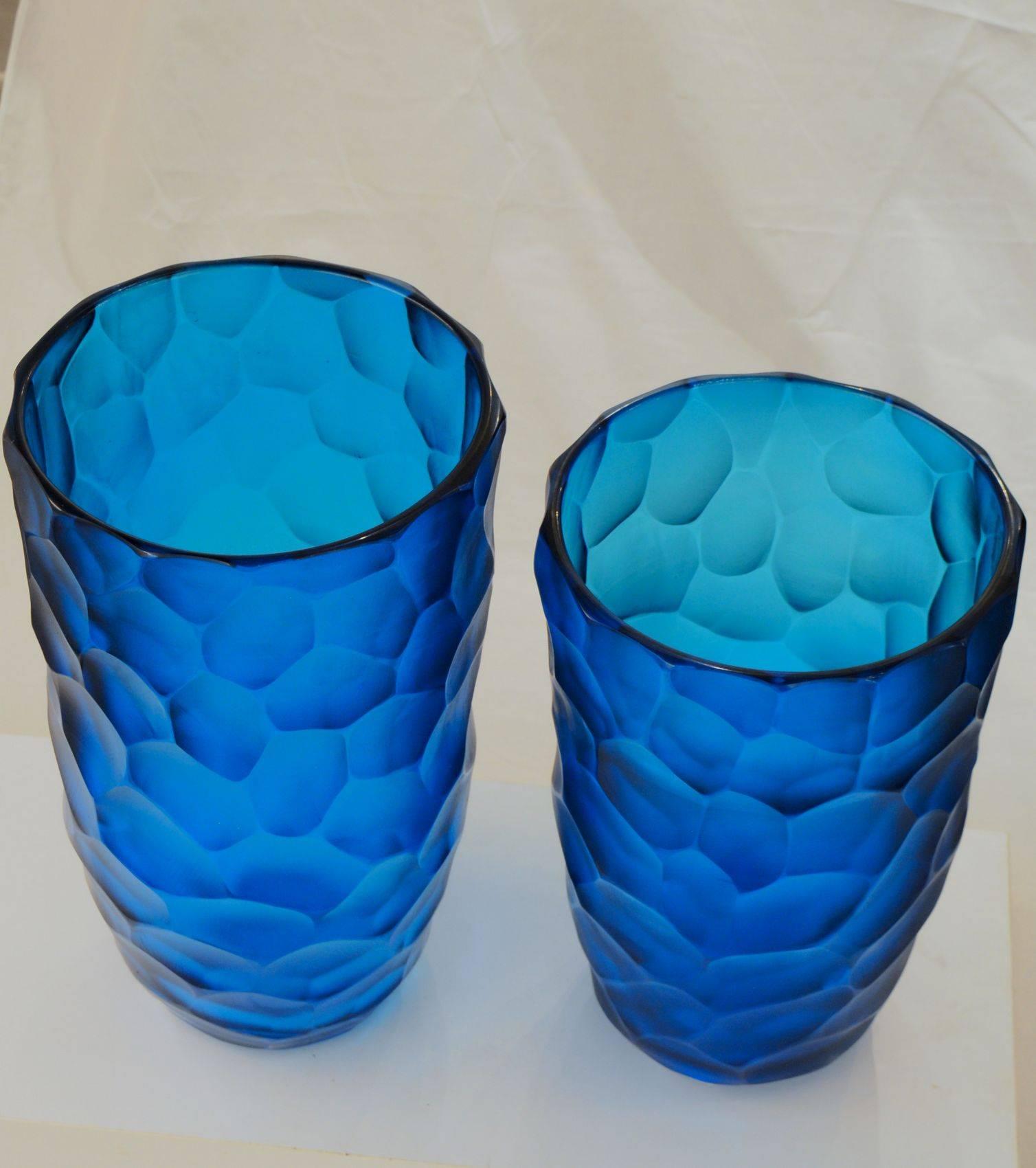 A pair of vessels of different height with battuto technique. Made and signed by Alberto Dona. 
Enchanting deep aquamarine, battuto made of large areas.

This group will give a glitz of light in a modern, or deco, mansion.

The classic battuto