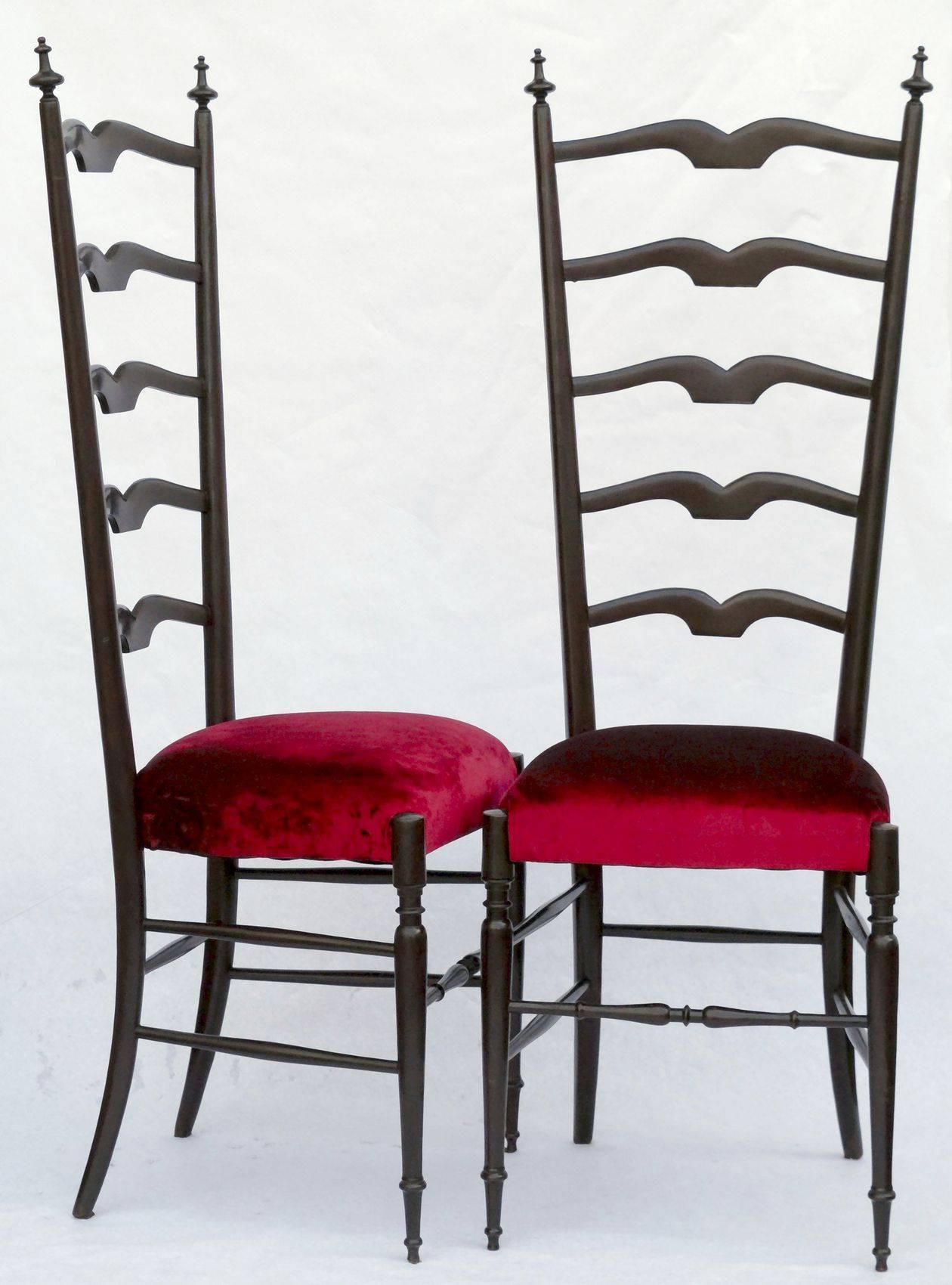 Exquisite pair of hall side chairs, attributed to Paolo Buffa, restored with French polish hand finish and new upholstery. Red Burgundy Tuscan woven velvet by top fashion supplier Alessandro Bini. Chairs are showing the typical Chiavari structure