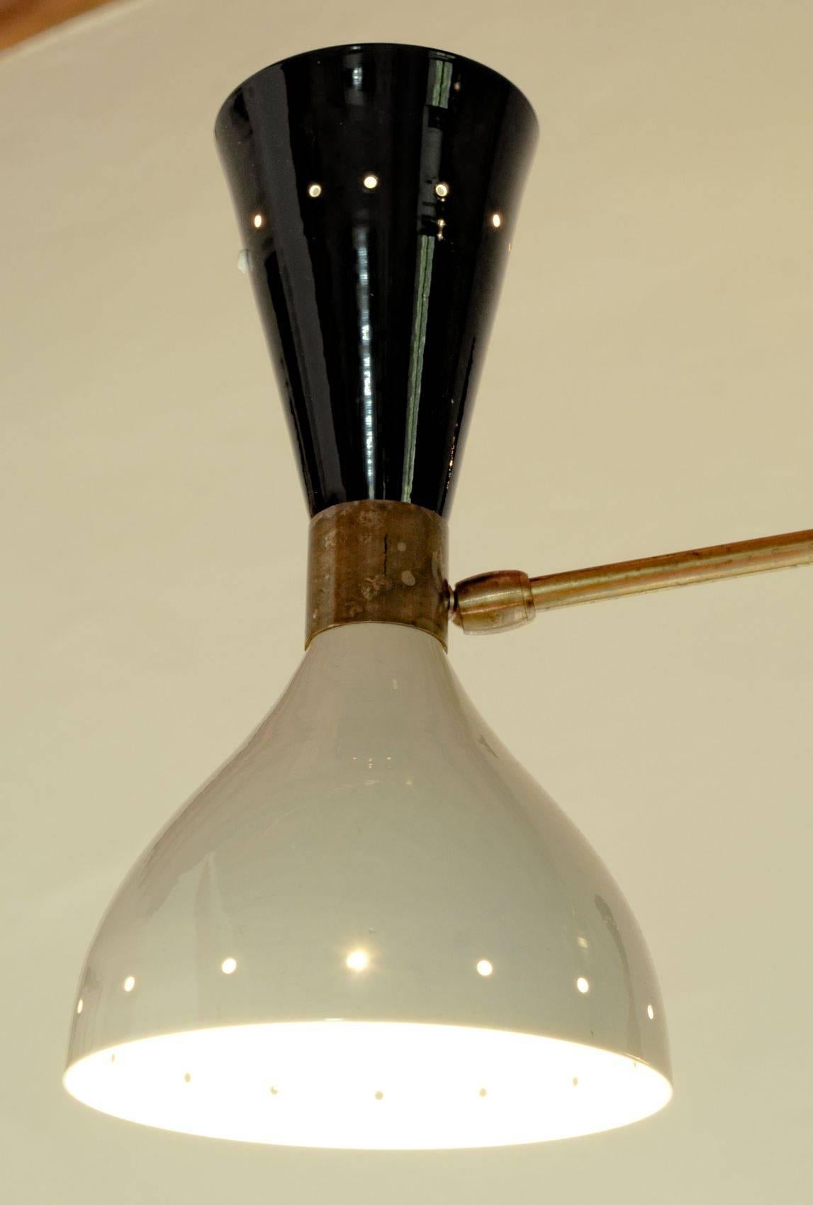 XXIe siècle et contemporain Lustre, abat-jour pivotant noir ivoire, ampoule double, laiton patiné, style Stilnovo en vente