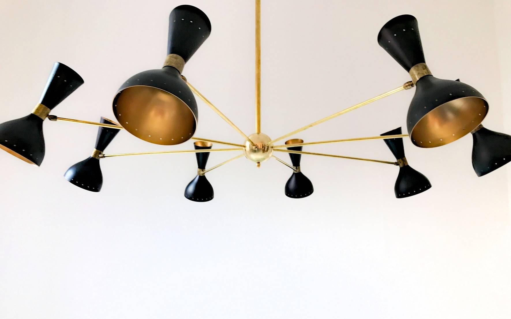 Achtarmiger Kronleuchter aus Messing, elfenbeinfarbene oder schwarze Köpfe, Gold innen im Stilnovo-Stil (Italienisch) im Angebot