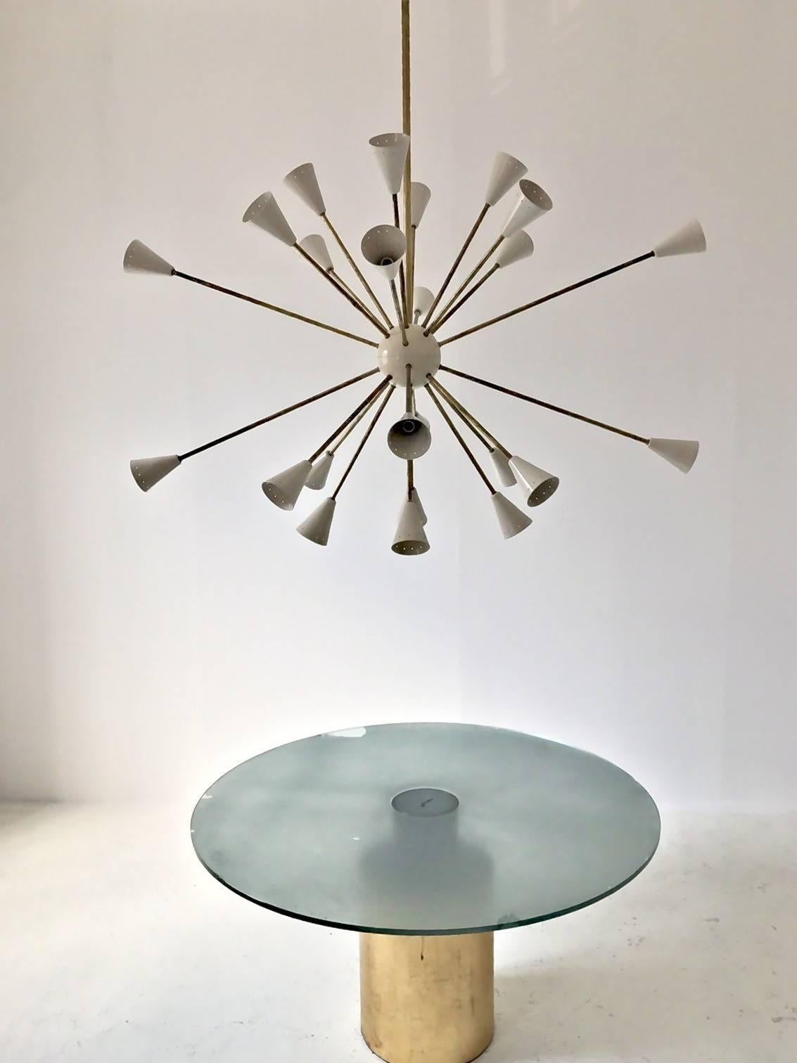 Ovaler Sputnik-Kronleuchter aus Messing:: 24 Lichter:: elfenbeinfarbene Schirme im Stilnovo-Stil 1