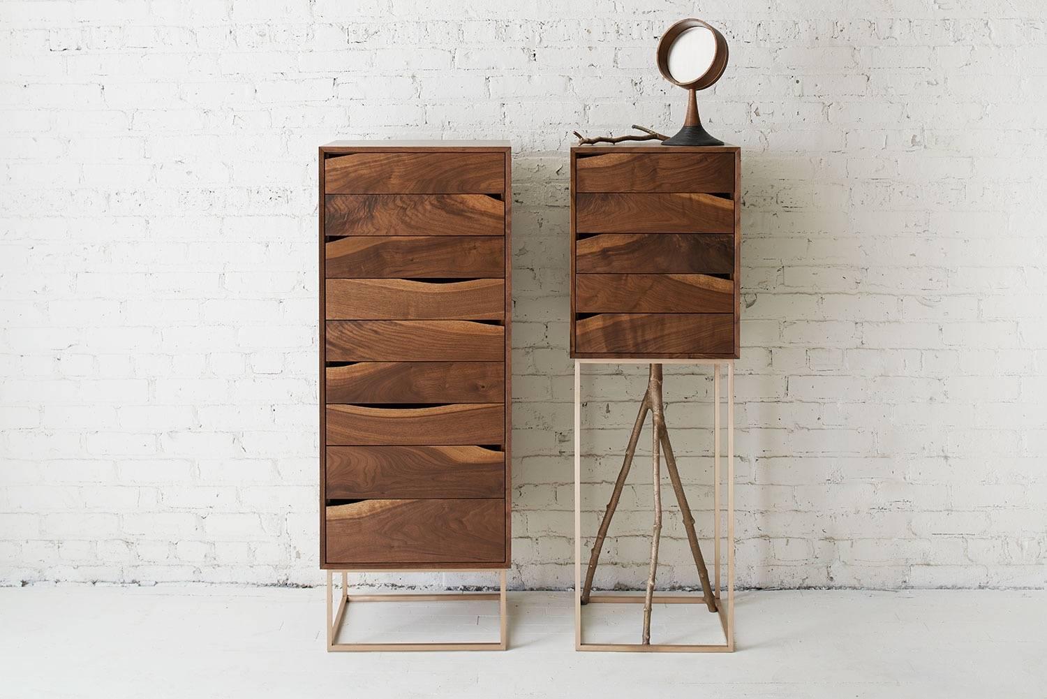 Américain Armoire à bijoux artisanale Woodsport en noyer figuré et bronze moulé en vente