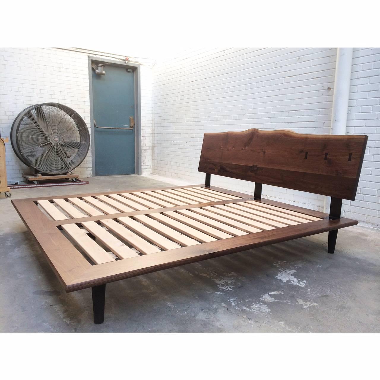 Handgefertigtes Plateaubett mit Rückenlehne aus Nussbaumholz, King-Größe (Moderne) im Angebot