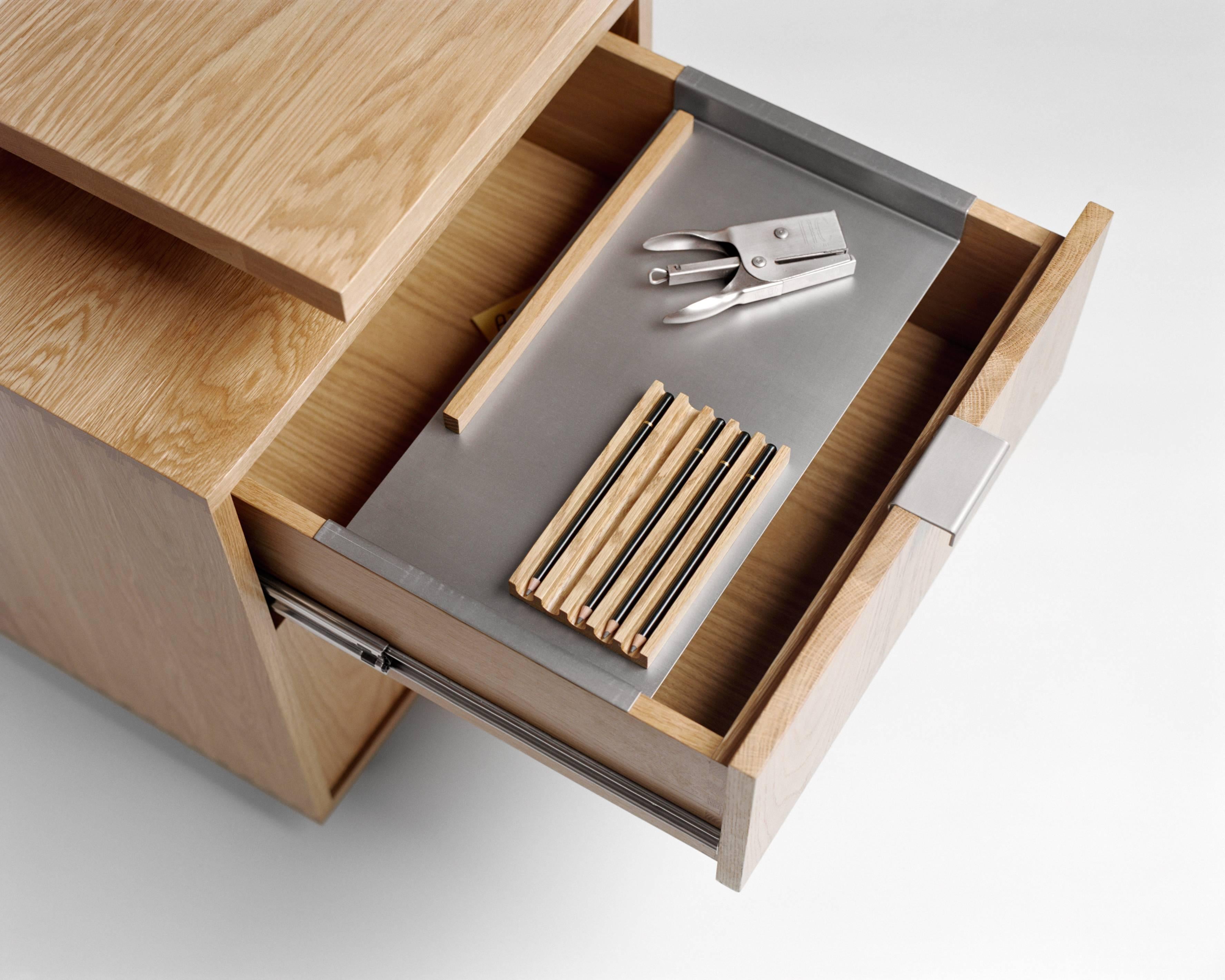 AD6 Schreibtisch aus massiver weißer Eiche und kalt gerolltem Stahl mit Ablage und Schubladen (Moderne) im Angebot
