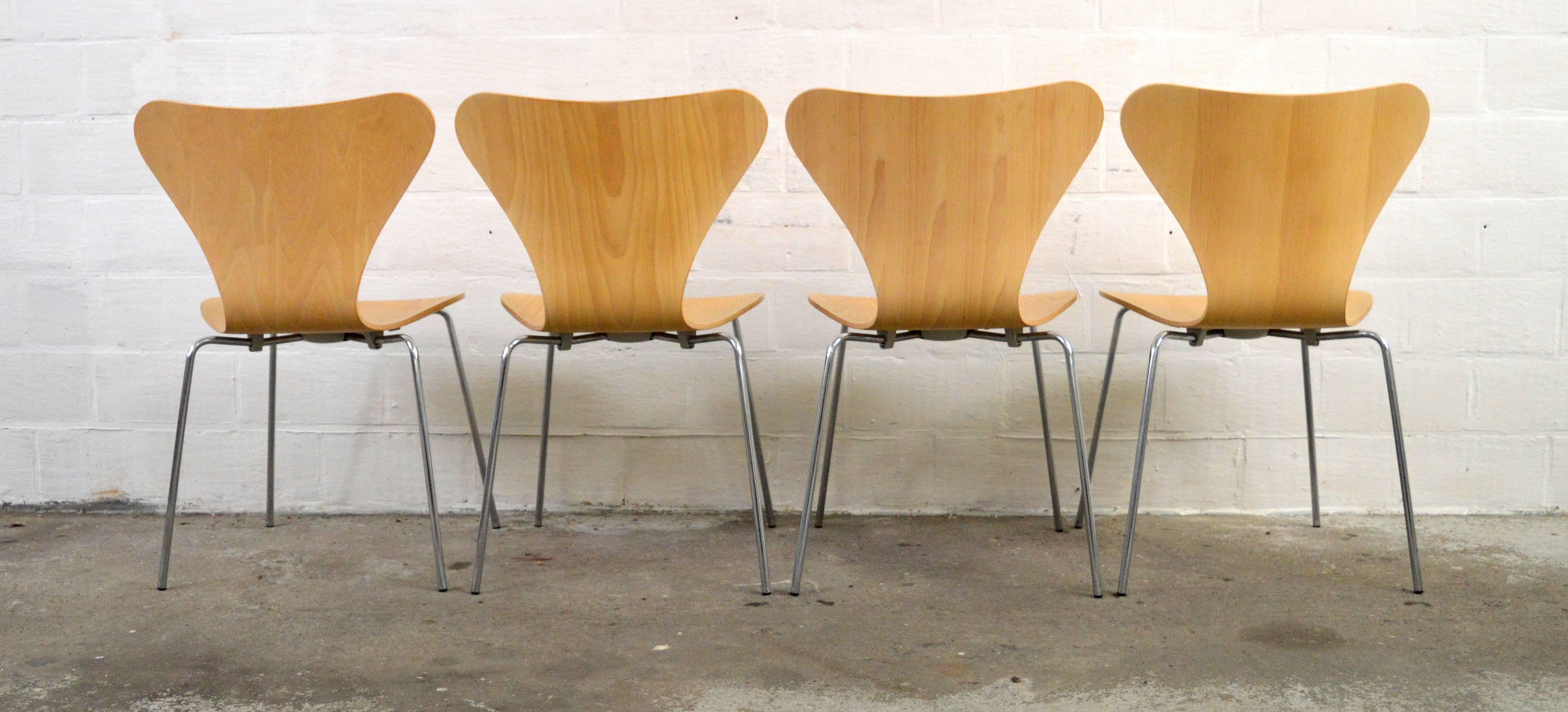 Four serie7 chairs by designer Arne Jacobsen for Fritz Hansen.
The chairs are in perfect condition.
They have a natural oak veneer.