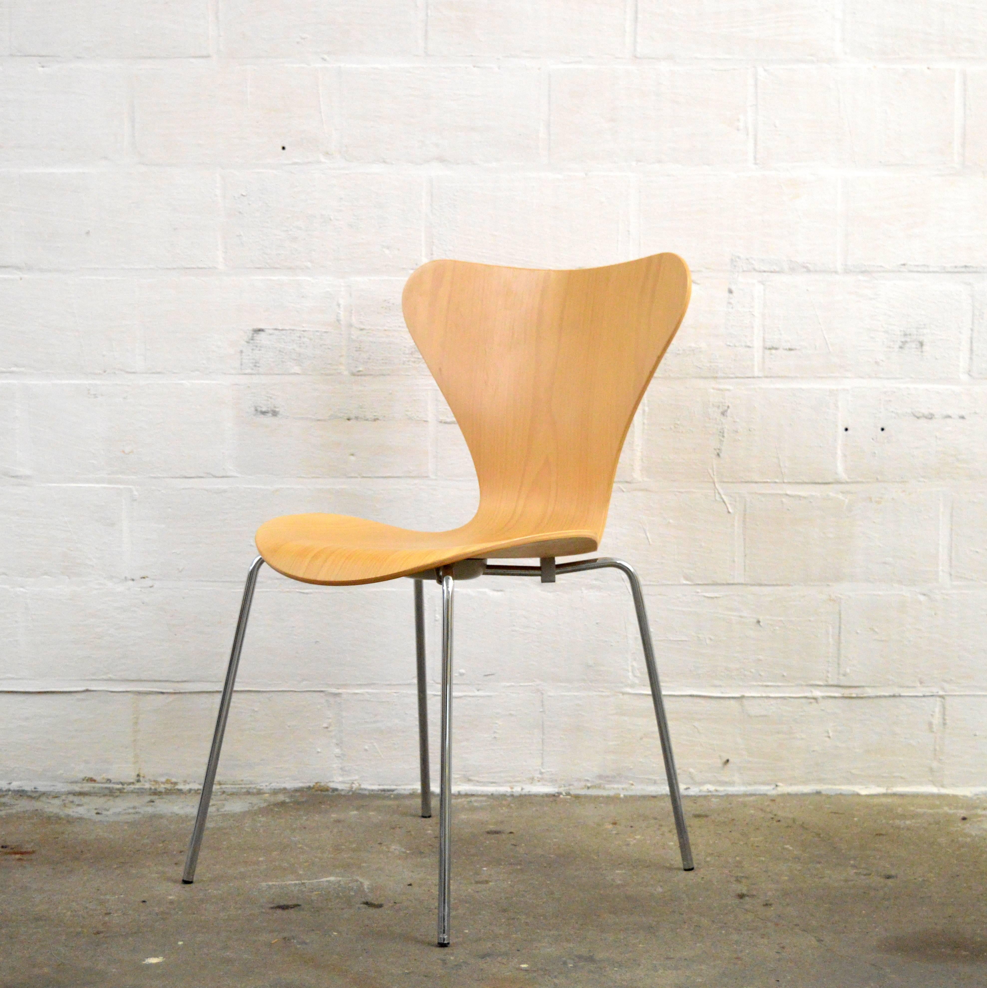 Veneer Four Serie7 Chairs by Designer Arne Jacobsen