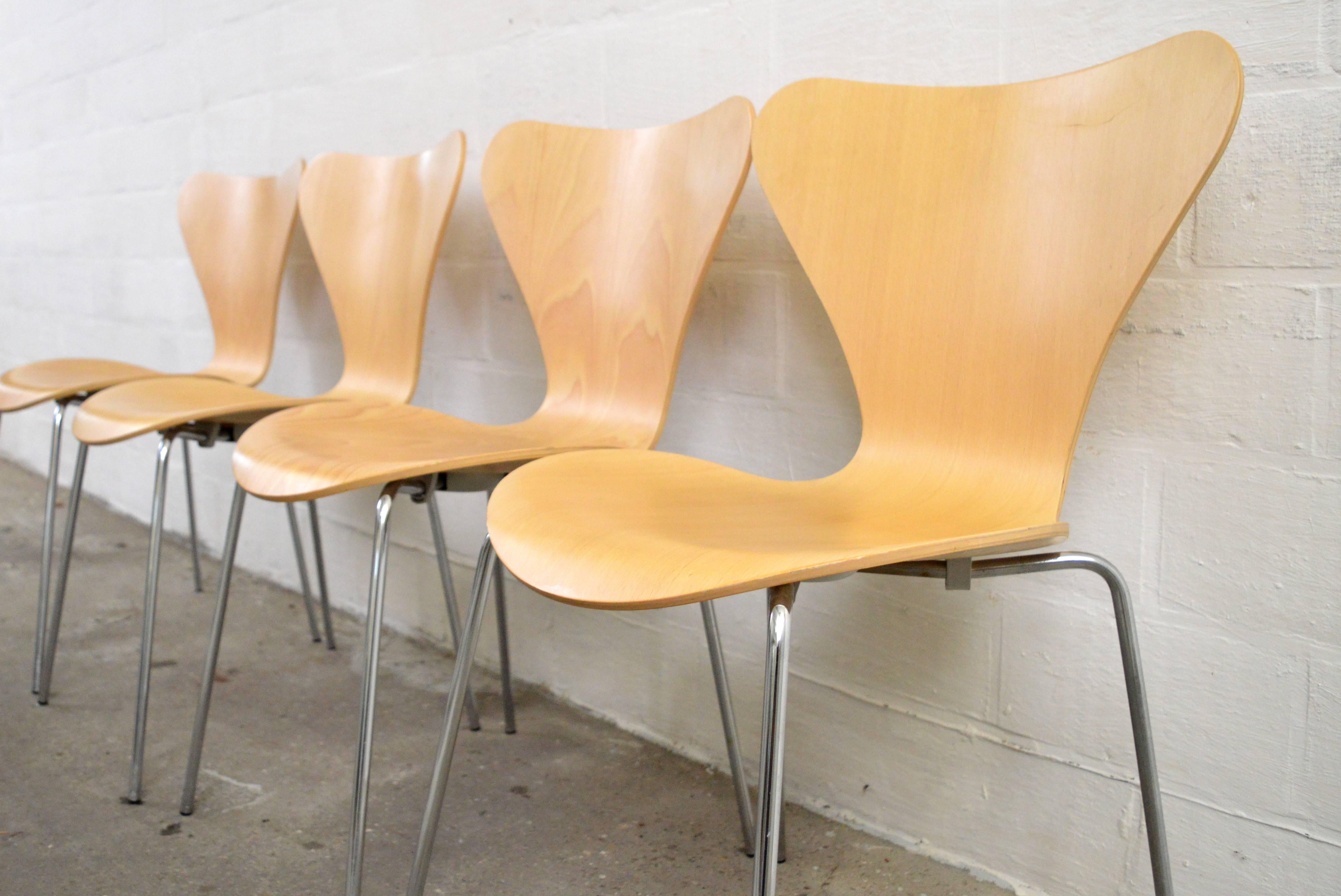 Oak Four Serie7 Chairs by Designer Arne Jacobsen