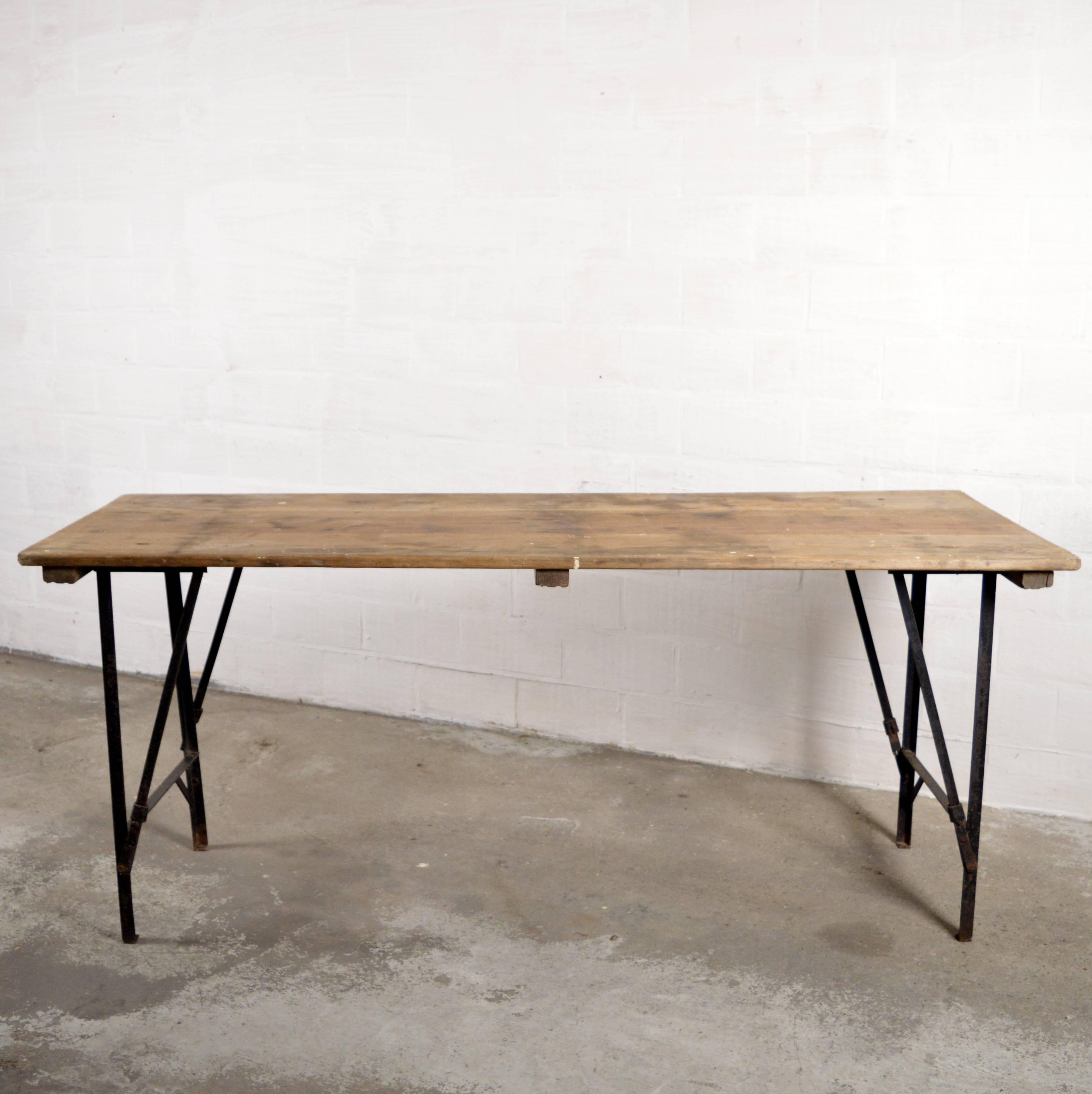 Industrial folding table.
Has a very nice patina.
The black legs give a beautiful look.