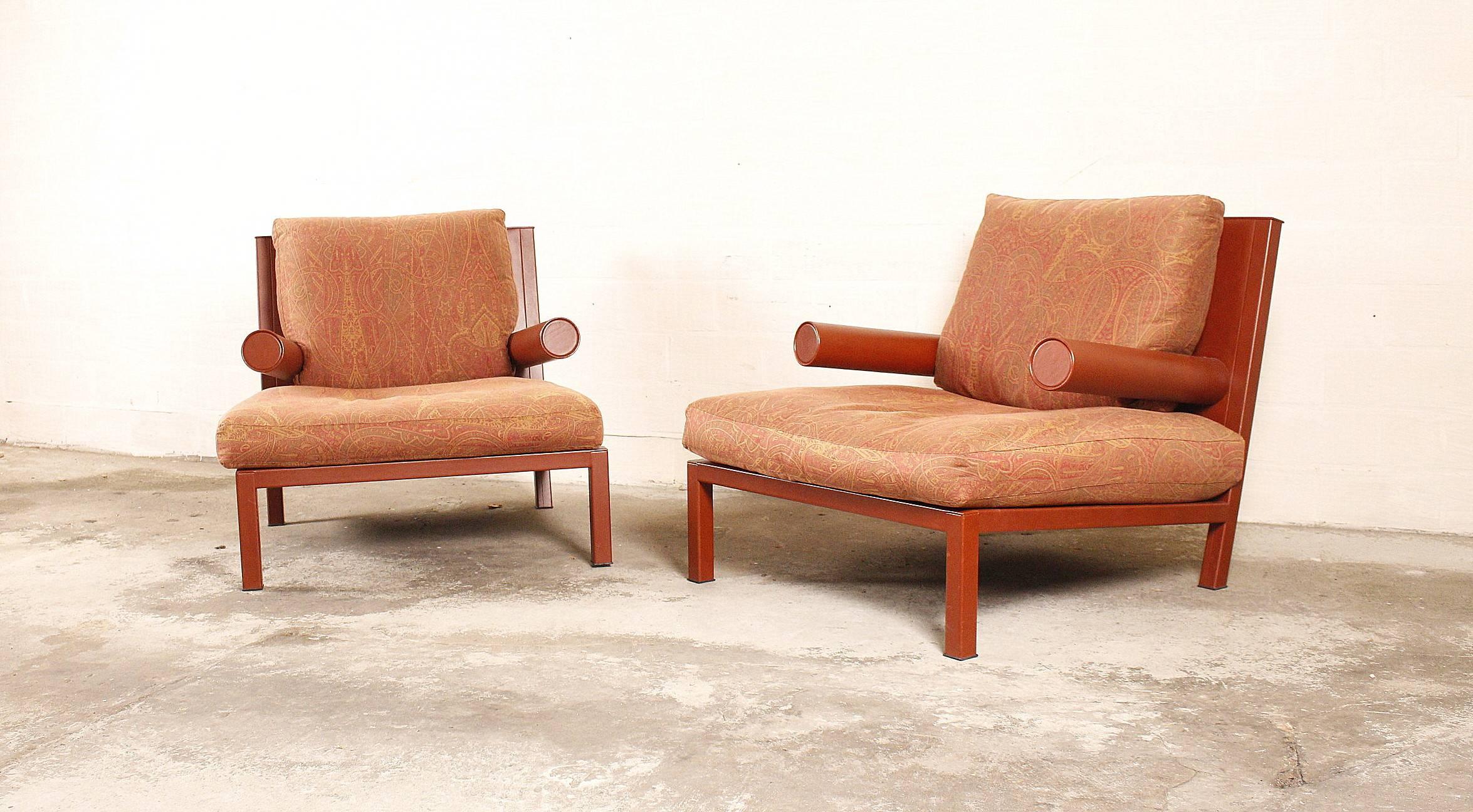 Large pair of armchairs 'Baisity' by Antonio Citterio for B&B with cushions in fabric.
Frame covered in dark red leather.
The seat was designed in 1986 by Antonio Citterio and won a year later the compasso d'oro with this design.