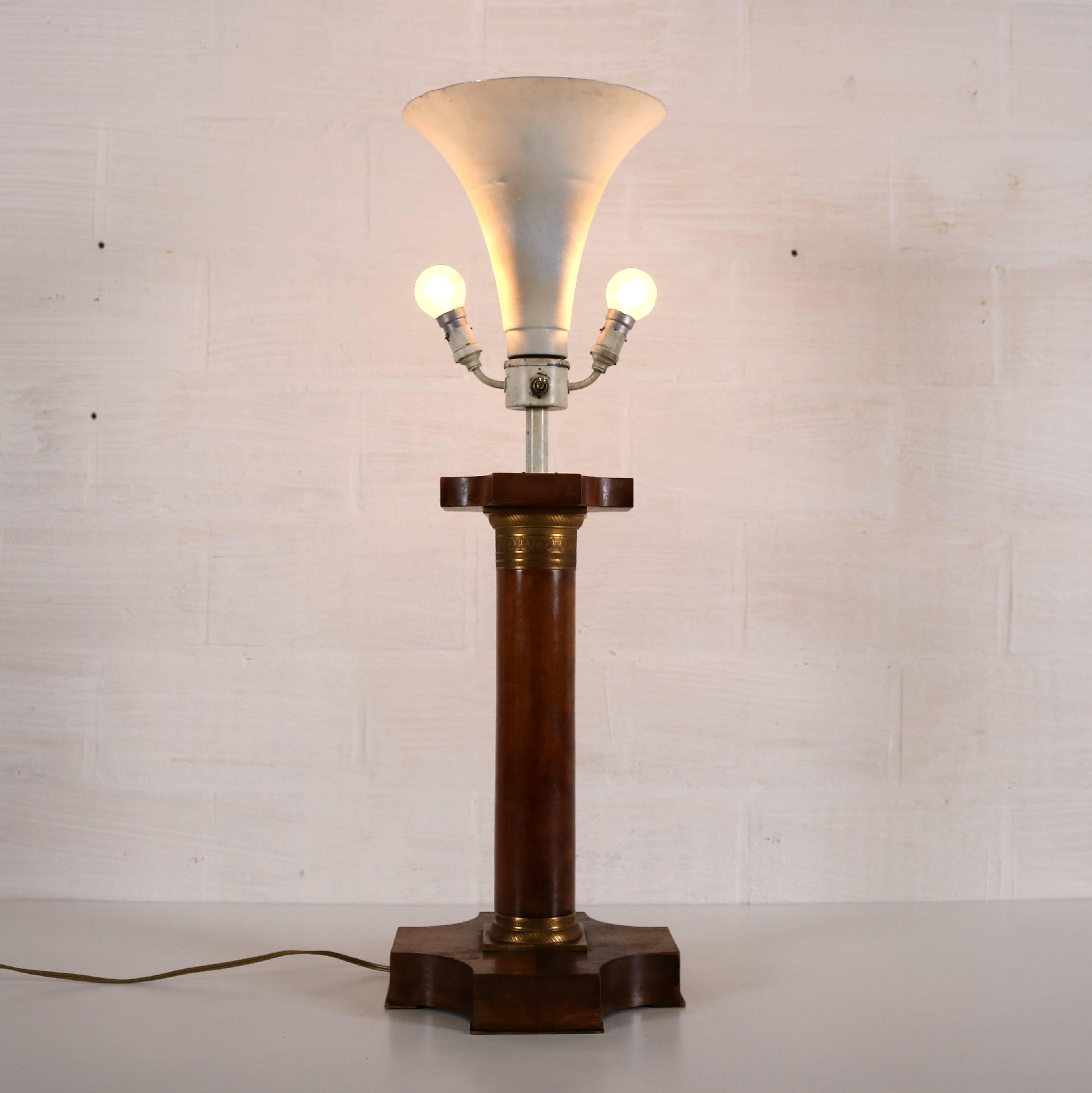 Art Deco lamp with Corinthian pillar.
Is made out of wood and metal.
The lamps can burn separately.

Dimensions:
Height 80 cm
Foot diameter 26 cm
Lamp diameter 24 cm.