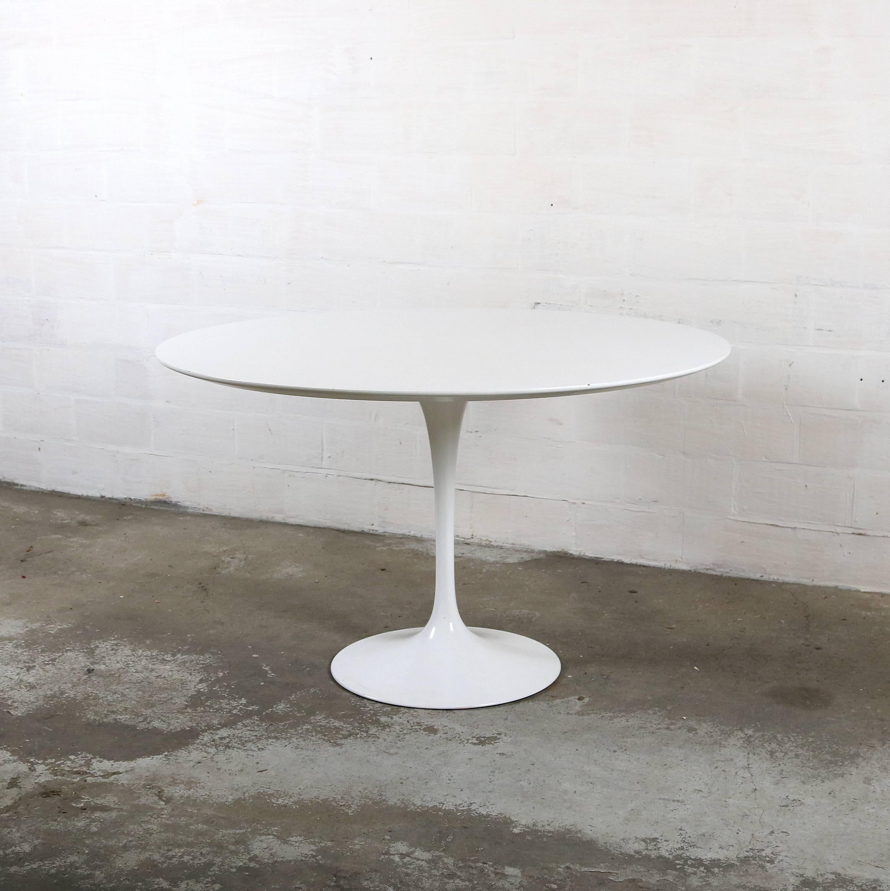 Table by Finnish-American designer Eero Saarinen.
With formica top. Just some small users damage.