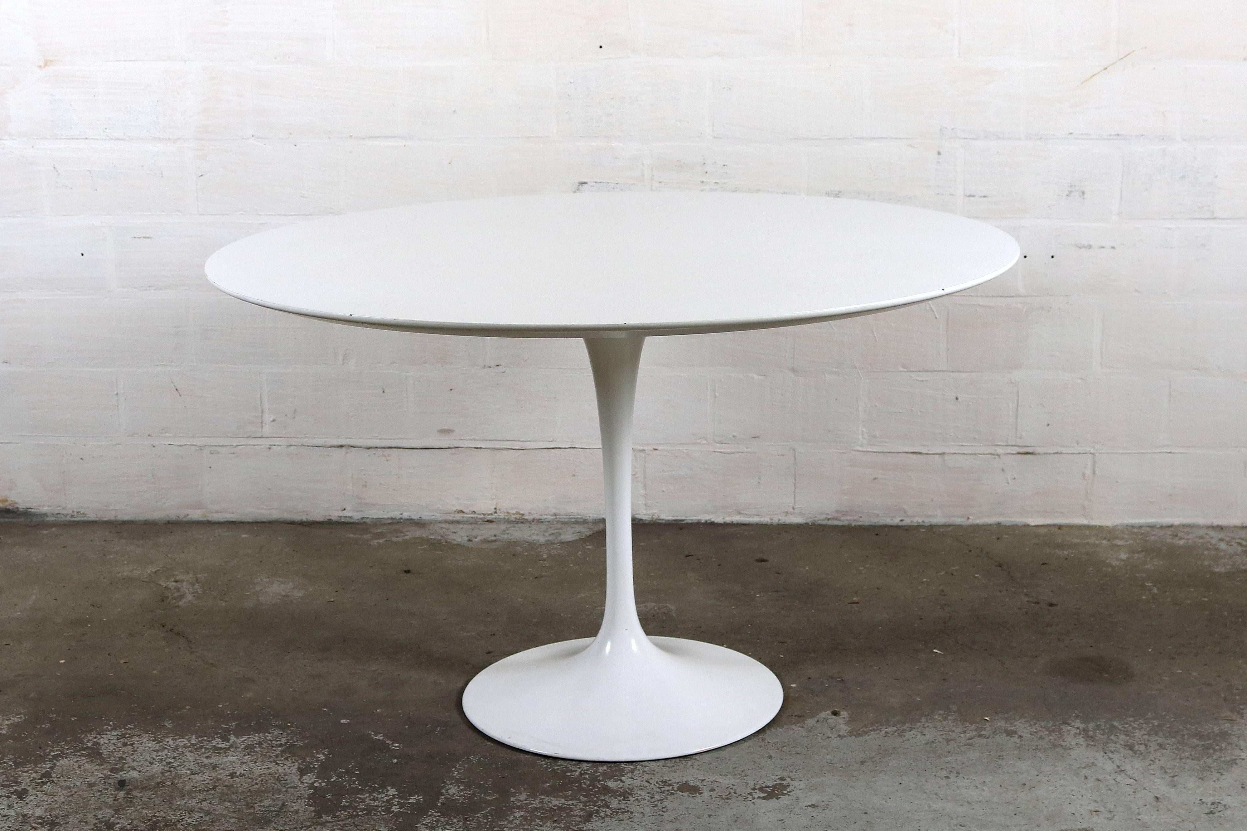 Mid-Century Modern Dinning Table by Eero Saarinen