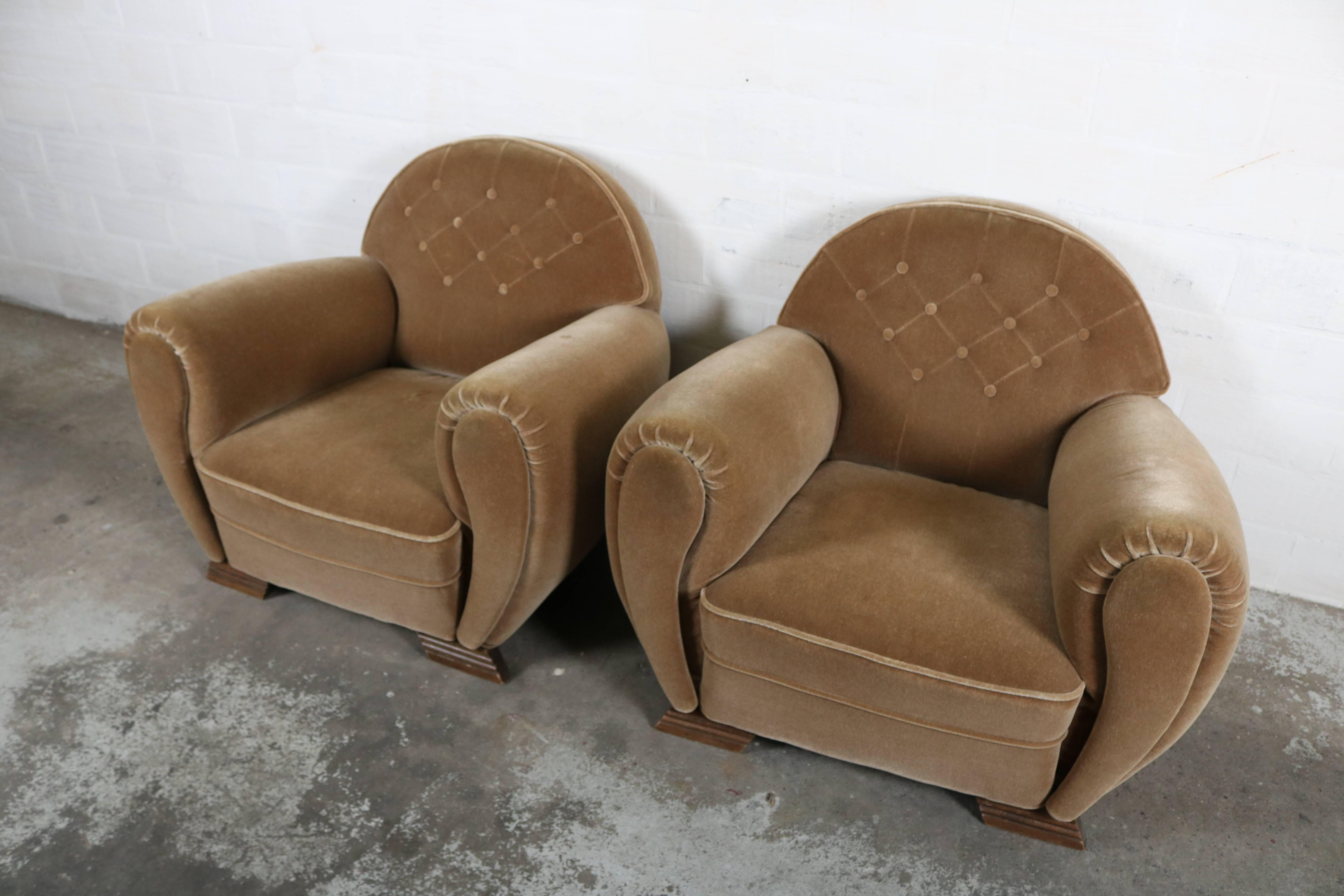 Two Art Deco club chairs in brown velvet.
In a very good condition.