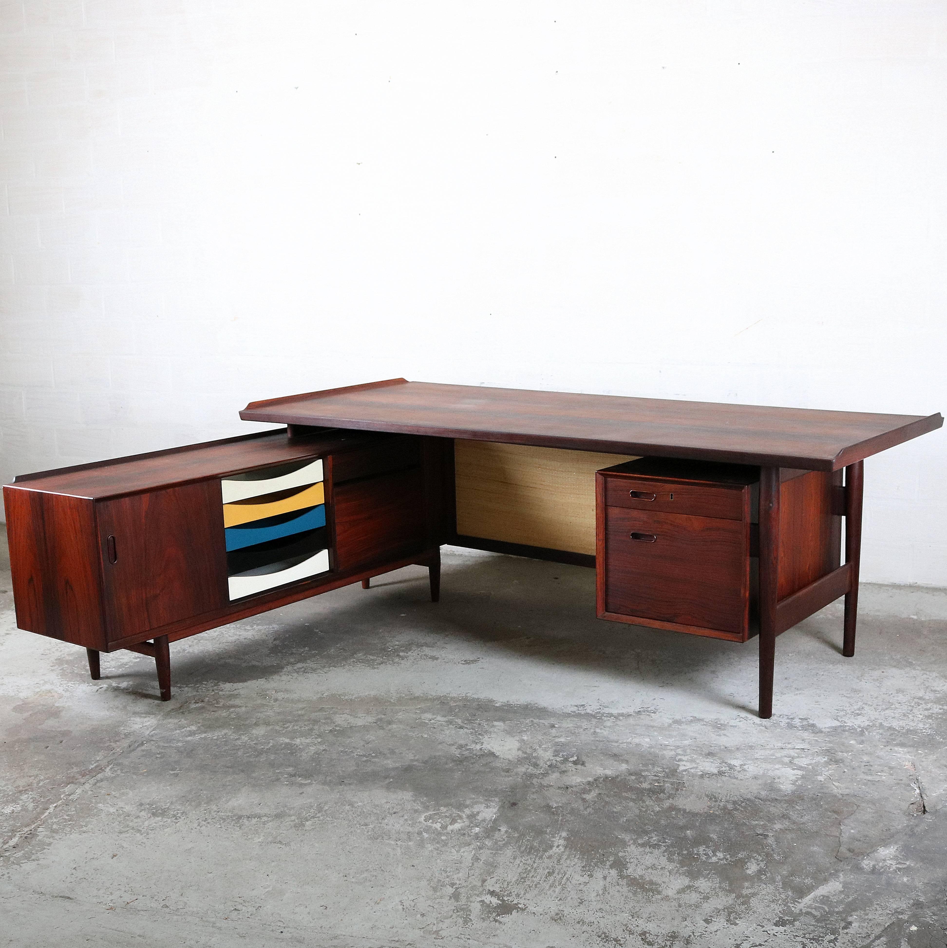 L-shaped desk designed by Arne Vodder for Sibast, Denmark, circa 1960.
This embodiment made from rosewood and seagrass panel is excusive and rare.
The desk is completely original and not restored.
The side of the board panel can be turned and has