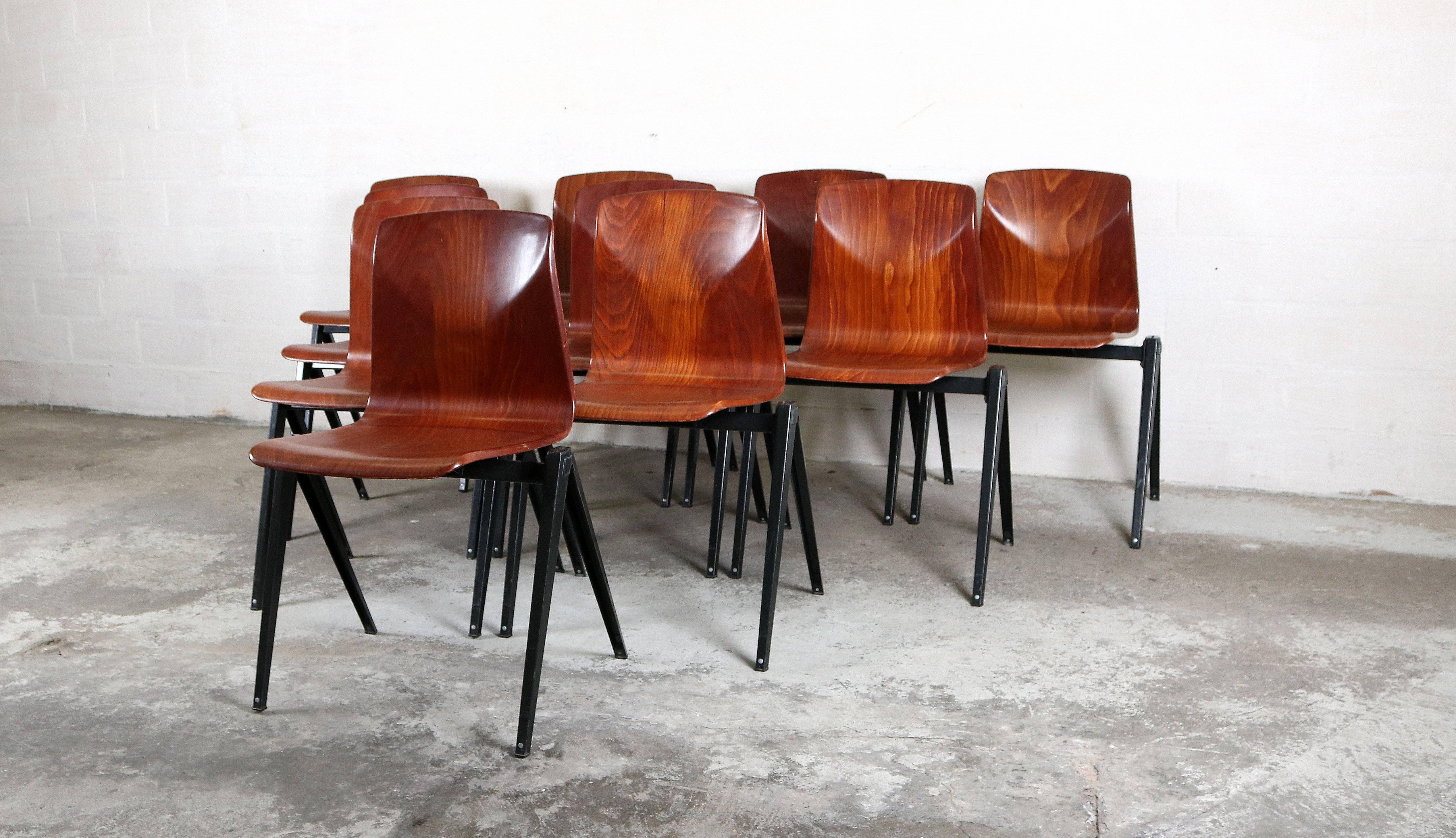 Ten Pagholz chairs in a very good condition.
The plywood seats of the chairs are made of rosewood.
The frame is dark grey metal.