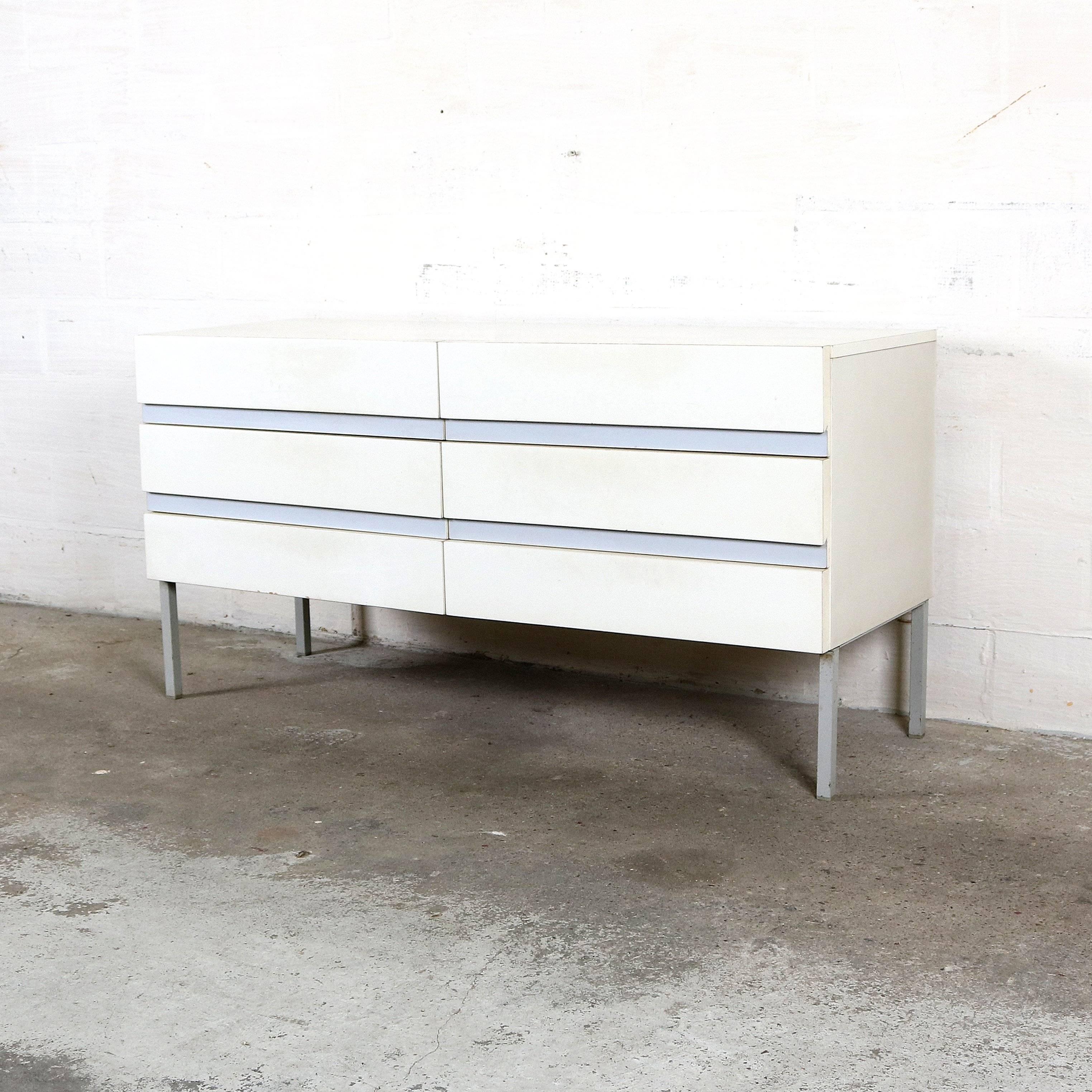 Chest of drawers by the brand Interlübke.
Made of high quality white formica.
Has a nice clean look.