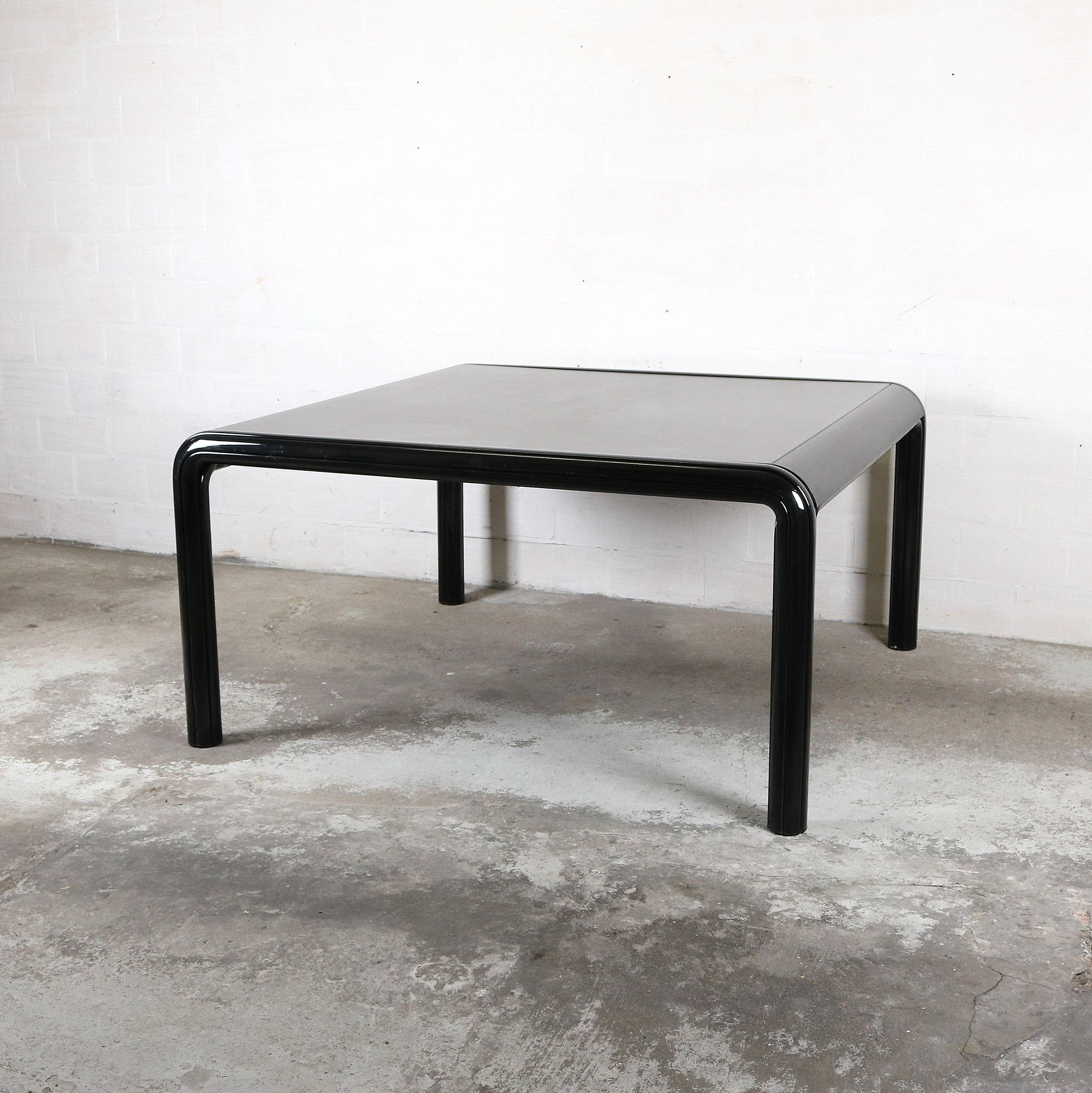 Table and eight chairs by designer Gae Aulenti for Knoll.
Table made of black aluminum frame and laminated top.
The chairs have a wool seat.

Dimensions of seats:
Height: 83 cm
Width: 57 cm
Depth: 48 cm
Seat height: 45 cm.