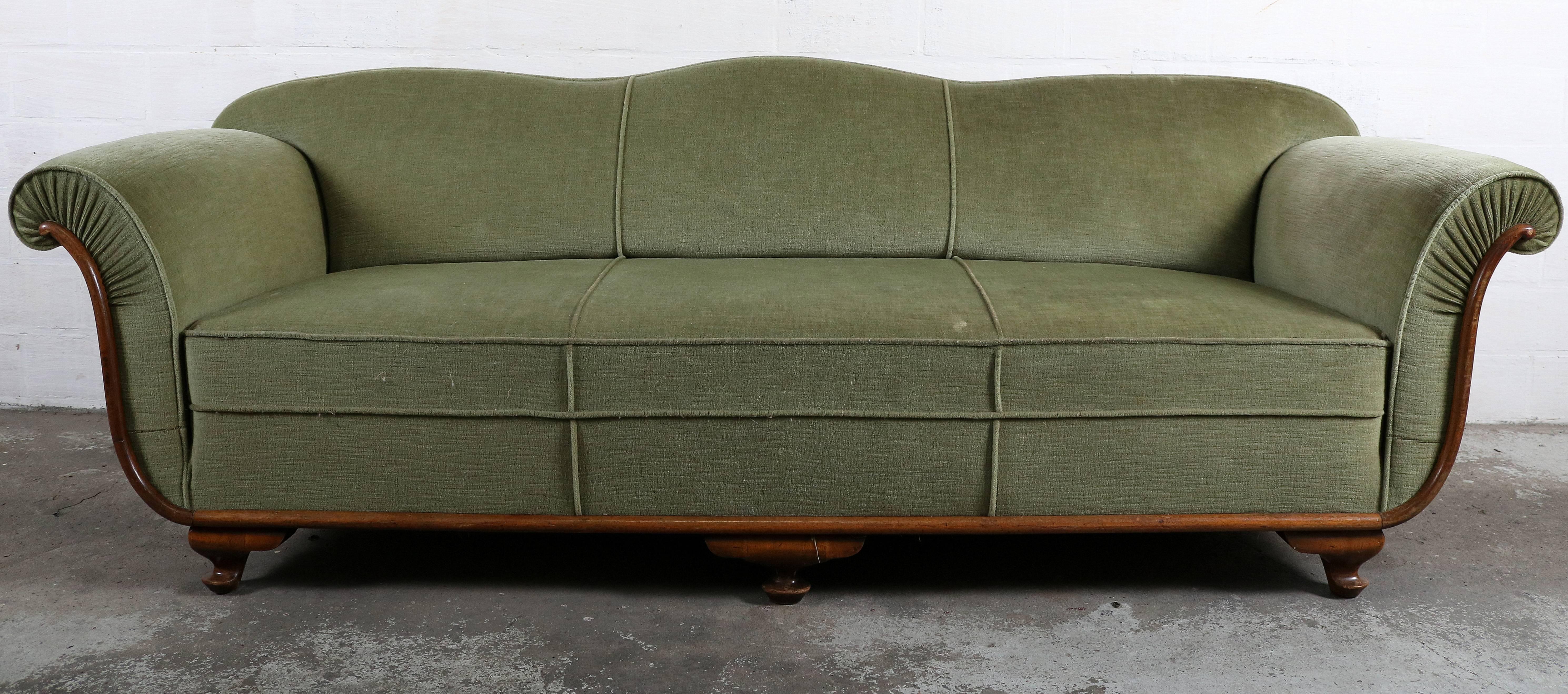 Art Deco sofa in green velvet fabric.
With wooden structure. In a very good condition.