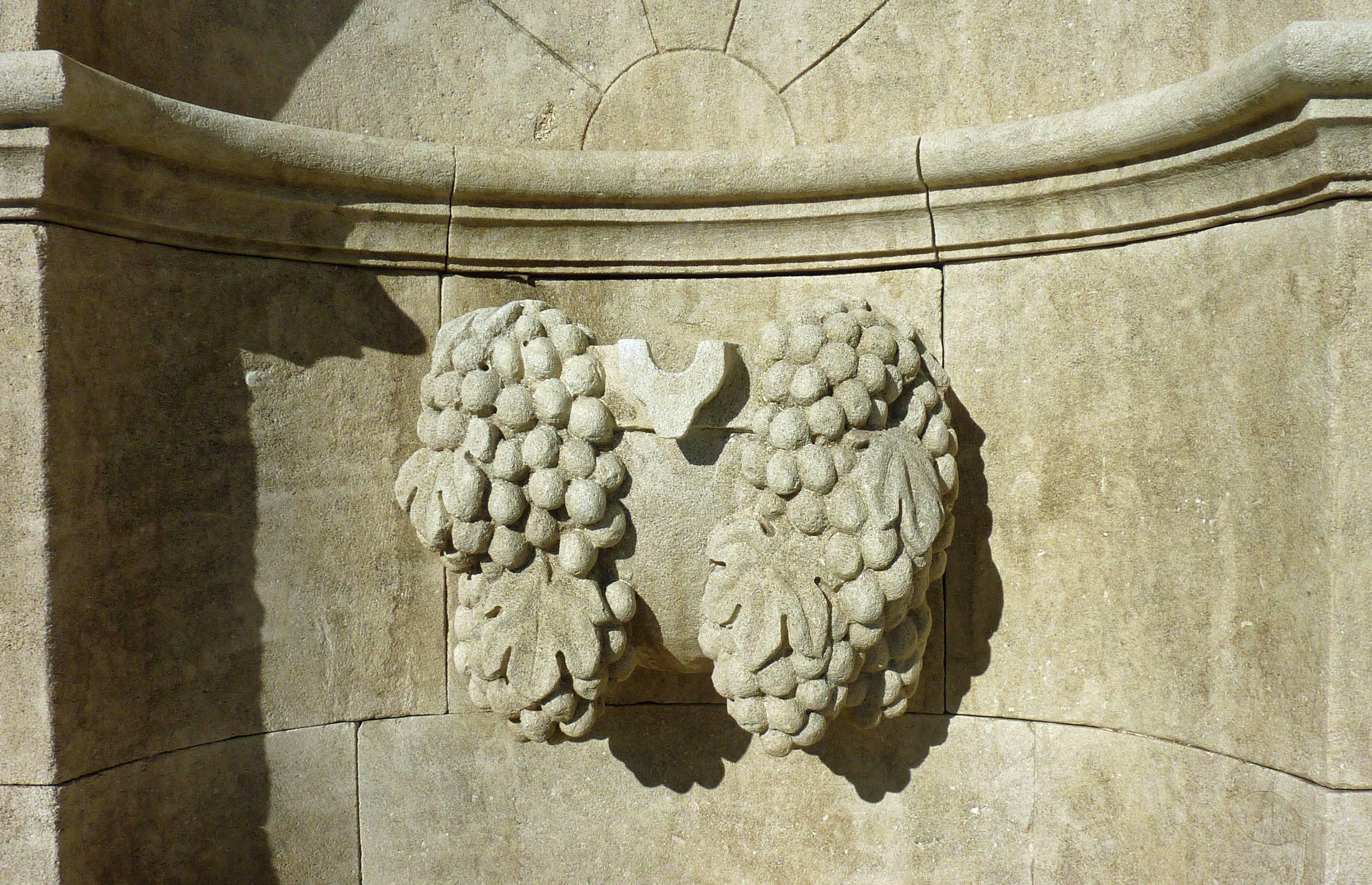 Impressive Wall Fountain in French Natural Limestone with Hand Sculpted Vine In Good Condition For Sale In Isle sur la Sorgue, FR