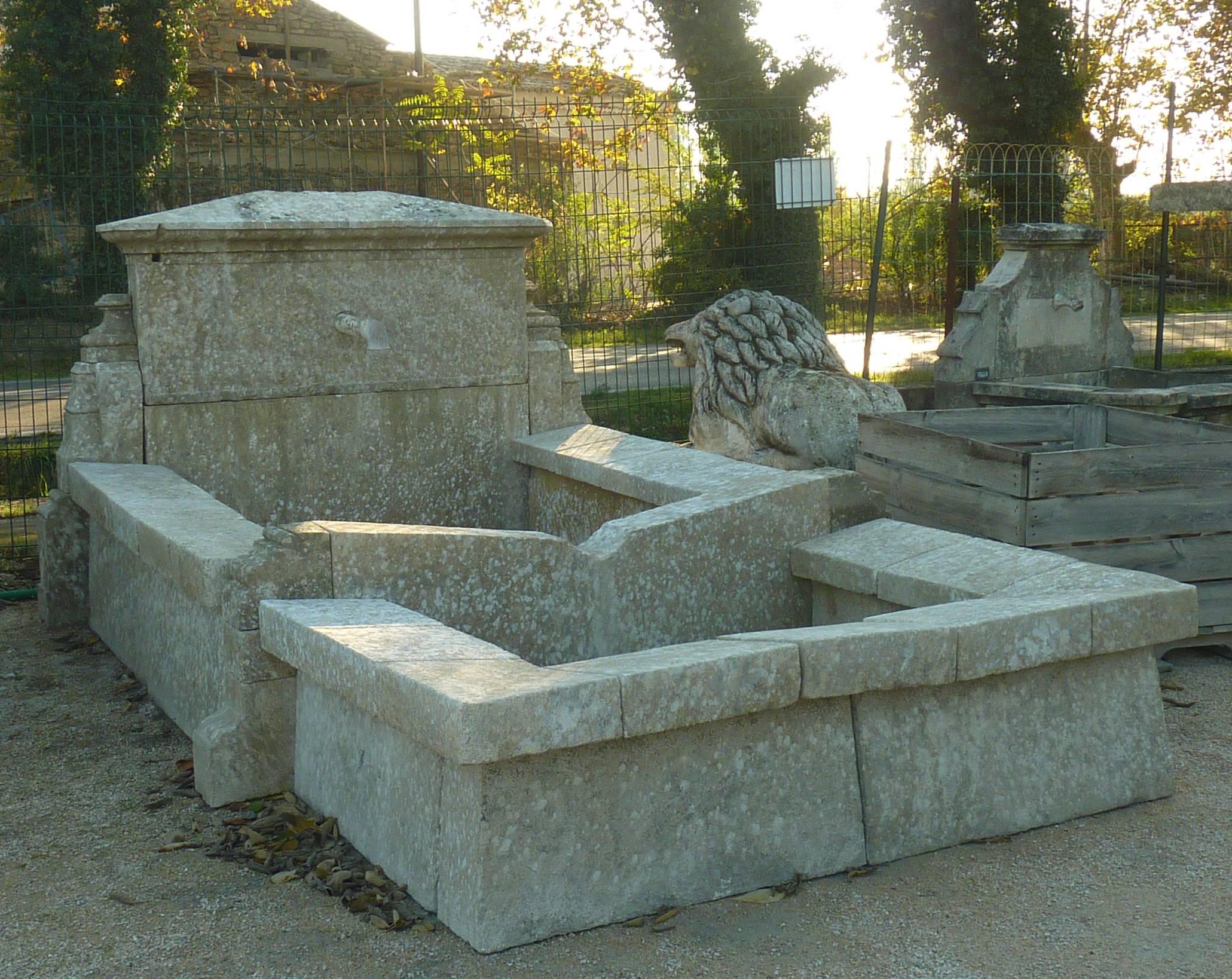 This 19th century washhouse is unique! It makes us travel to sunny Provence and reminds us of the time of the washerwomen. With its beautiful stones and its pretty natural patina, it will no doubt beautify your garden!

The basin, separated in two