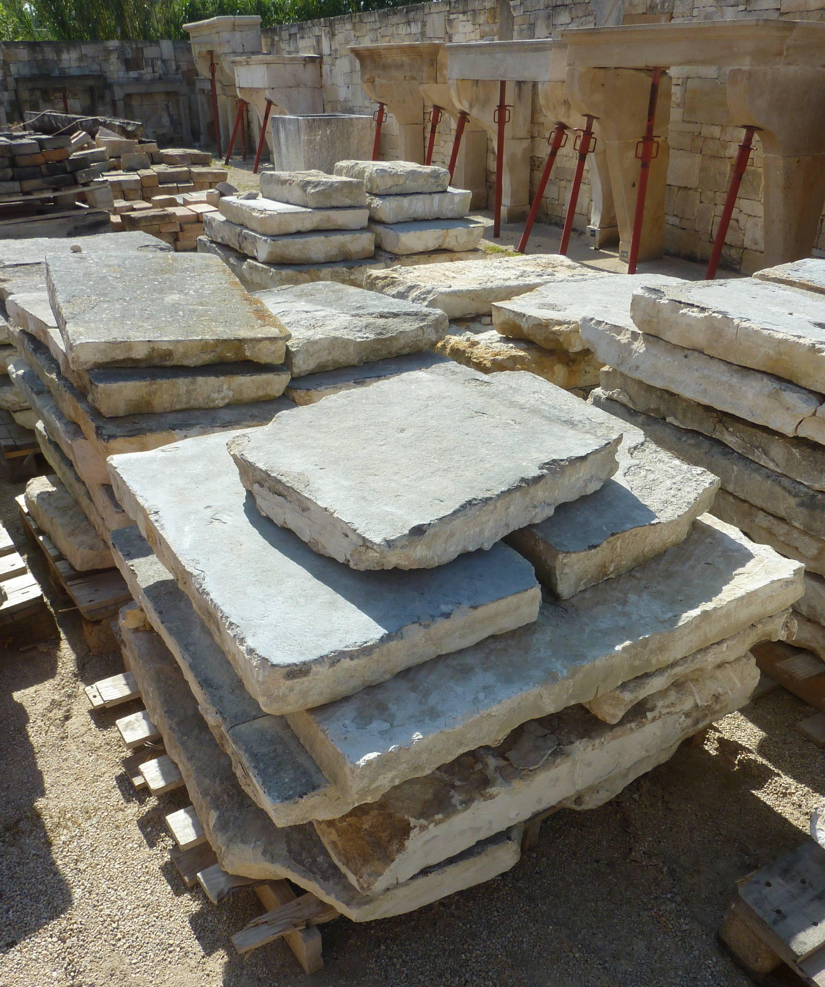 Authentic 18th Century French Reclaimed Limestone Floors Bars De Beaucaire In Fair Condition For Sale In Isle sur la Sorgue, FR