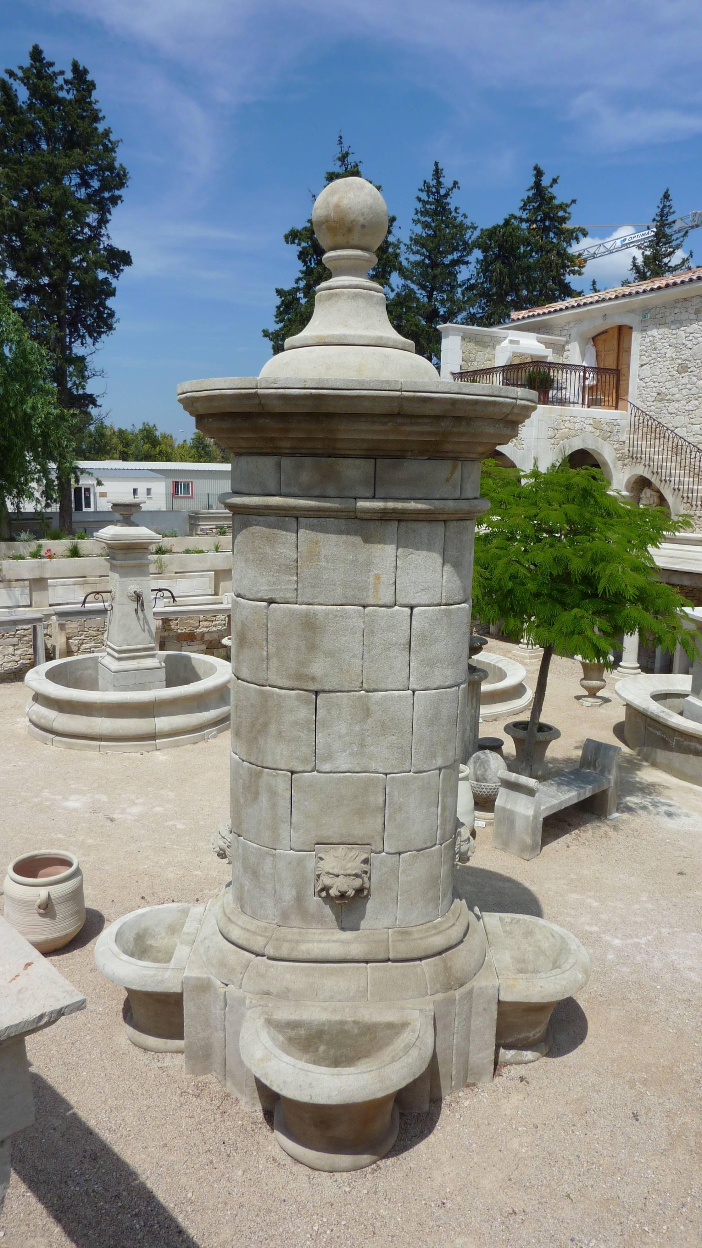 Impressive Central Fountain with 4 Hand-Carved Lions' Heads in French Limestone In Good Condition For Sale In Isle sur la Sorgue, FR