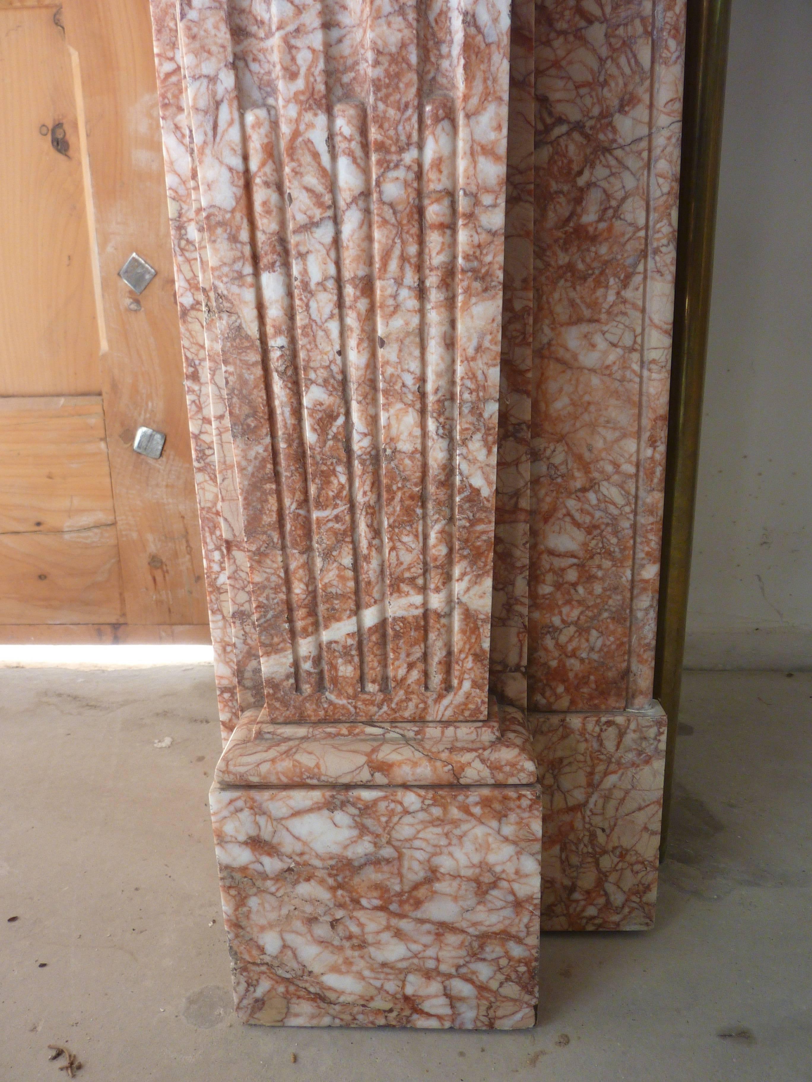 Wonderful 19th Century Louis Xvi Style Mantle Made of Pyrenees Pink Marble In Good Condition For Sale In Isle sur la Sorgue, FR
