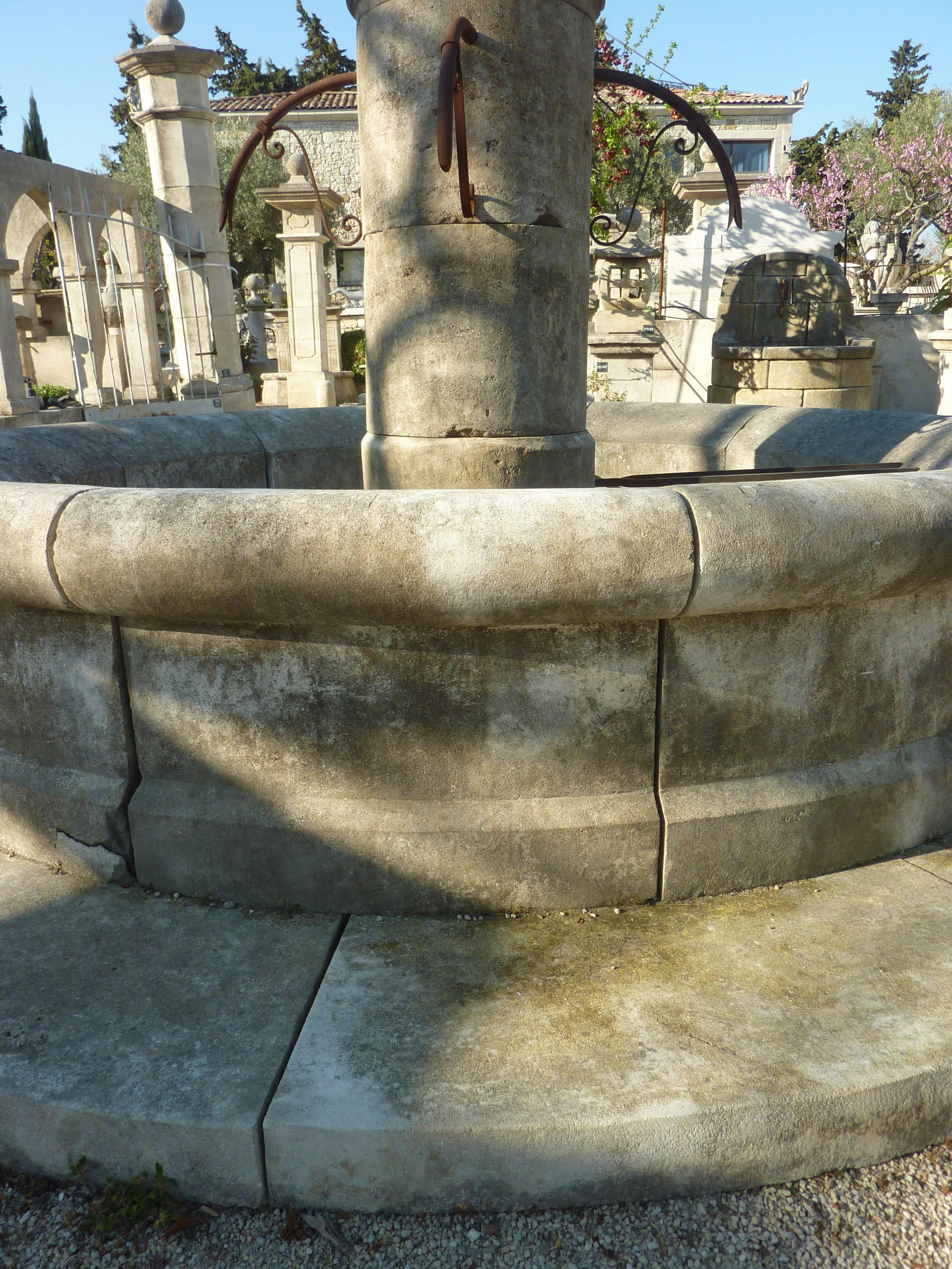 Large and Rustic Village Central Fountain in French Natural Limestone In Good Condition For Sale In Isle sur la Sorgue, FR