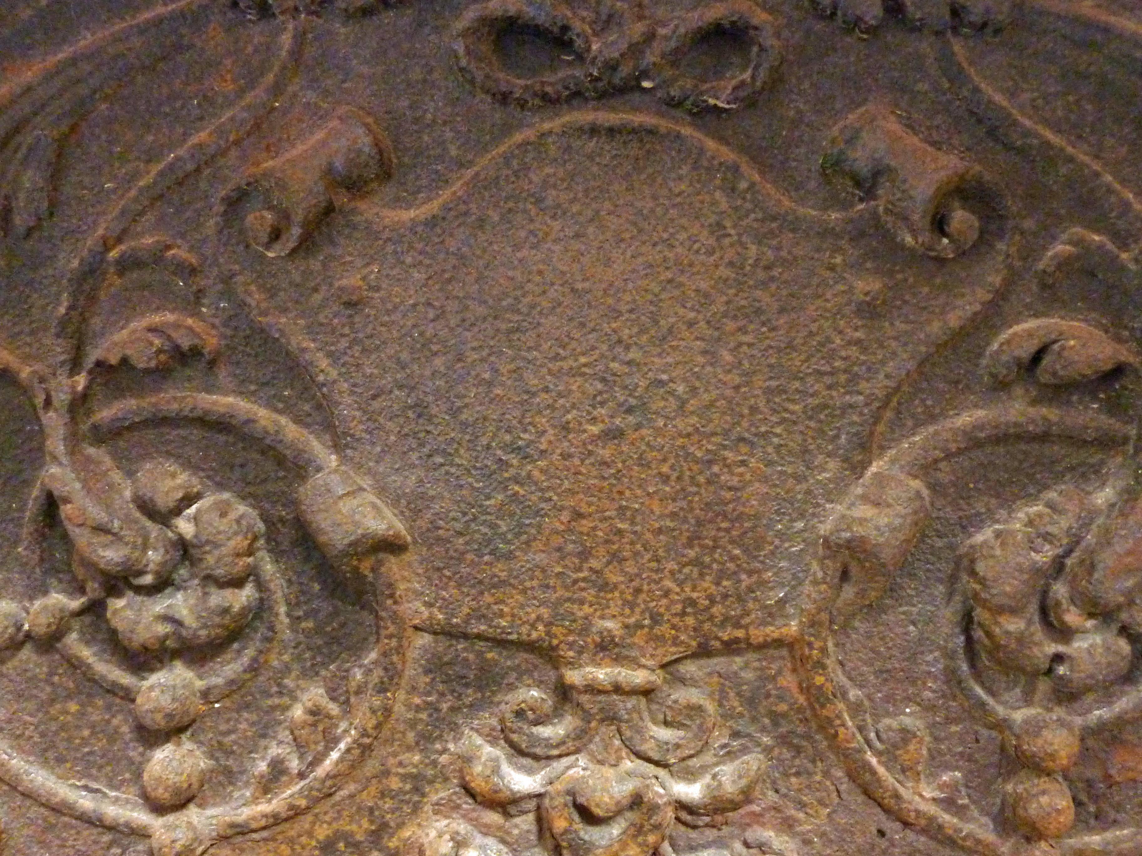 This wonderful cast iron fire-back demonstrates the skilled craftsmanship of the former master craftsman that melted it back in the 18th century: well-proportioned, it depicts a beautiful natural setting molded in a frame. We can see several motifs: