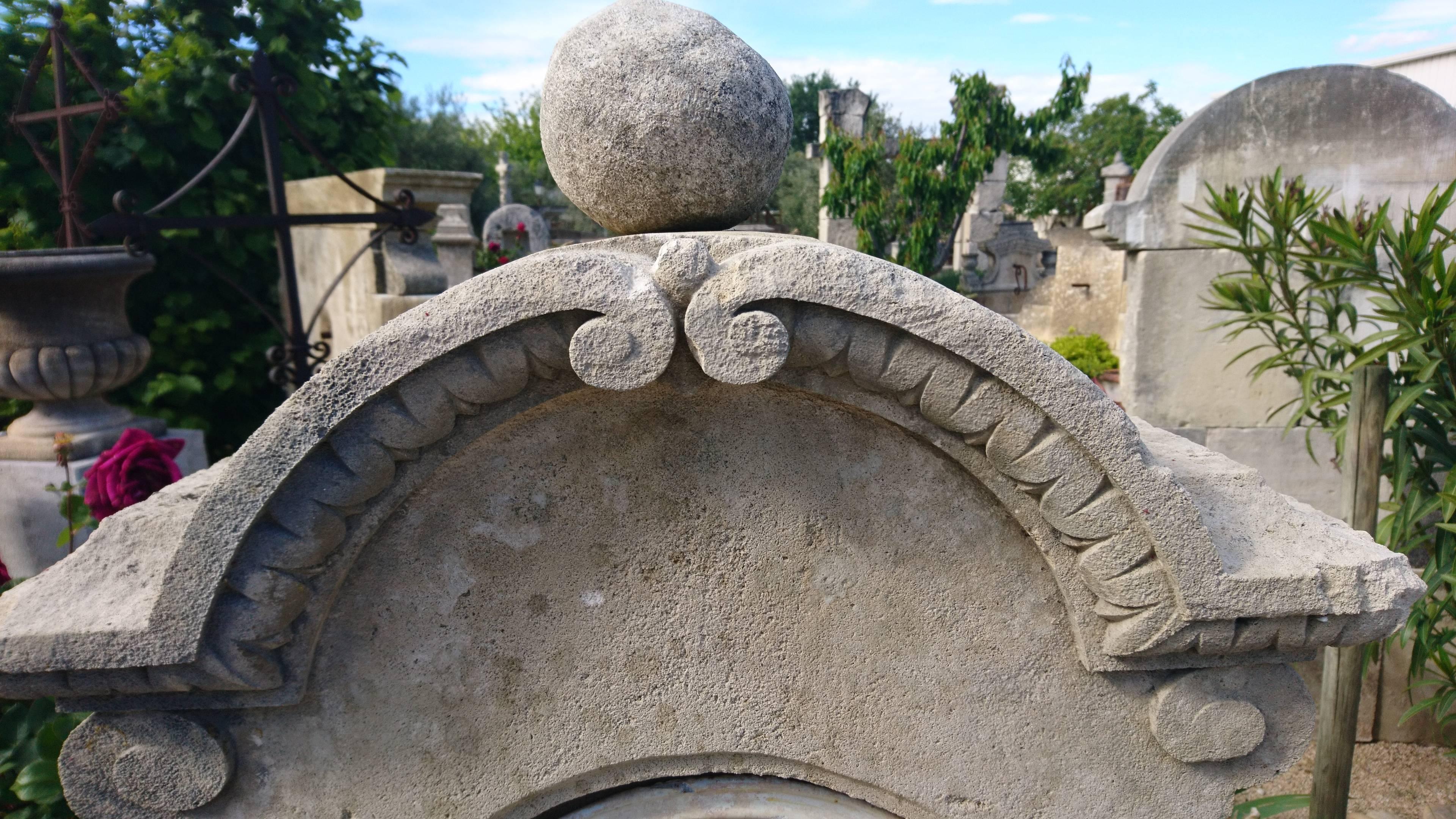 Antique Small Limestone Wall Fountain from Provence, France In Good Condition For Sale In Isle sur la Sorgue, FR