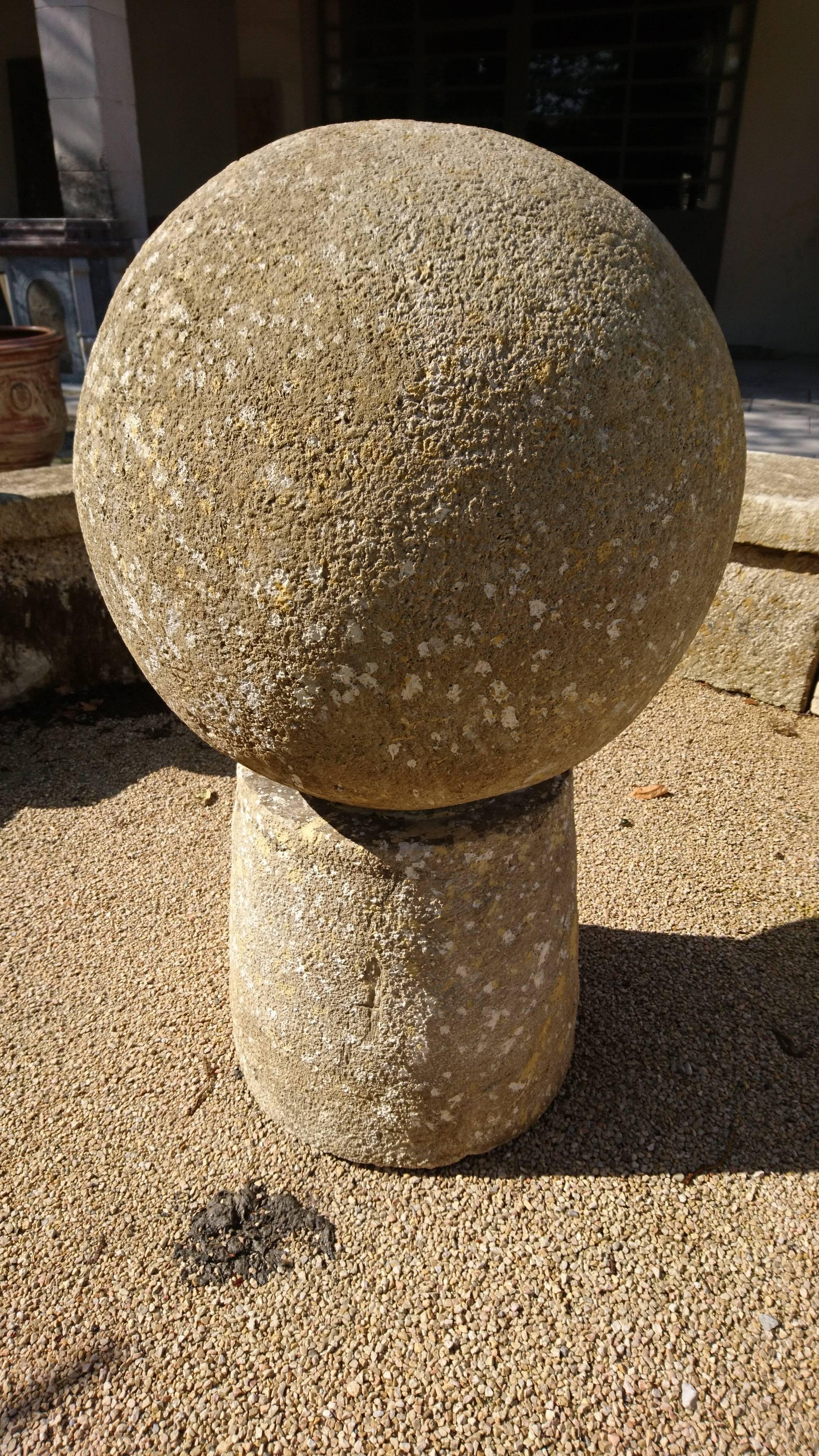 Antique Limestone Oval Basin with Thick Copings and Large Central Ball, Provence In Good Condition In Isle sur la Sorgue, FR