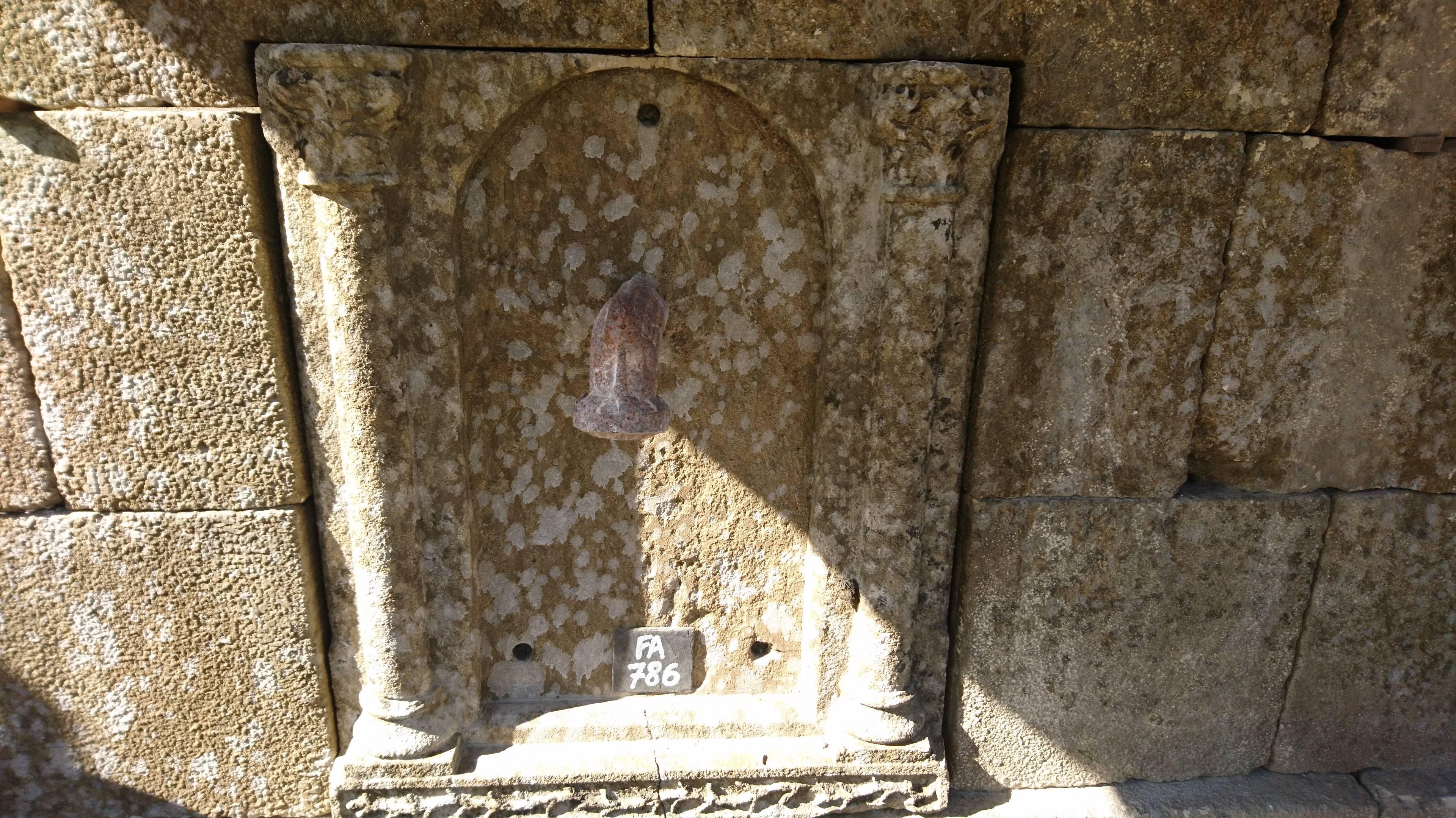 Large Wall-Fountain with Stone Basin, Roof with Wooden Beams and Provence Tiles In Good Condition For Sale In Isle sur la Sorgue, FR