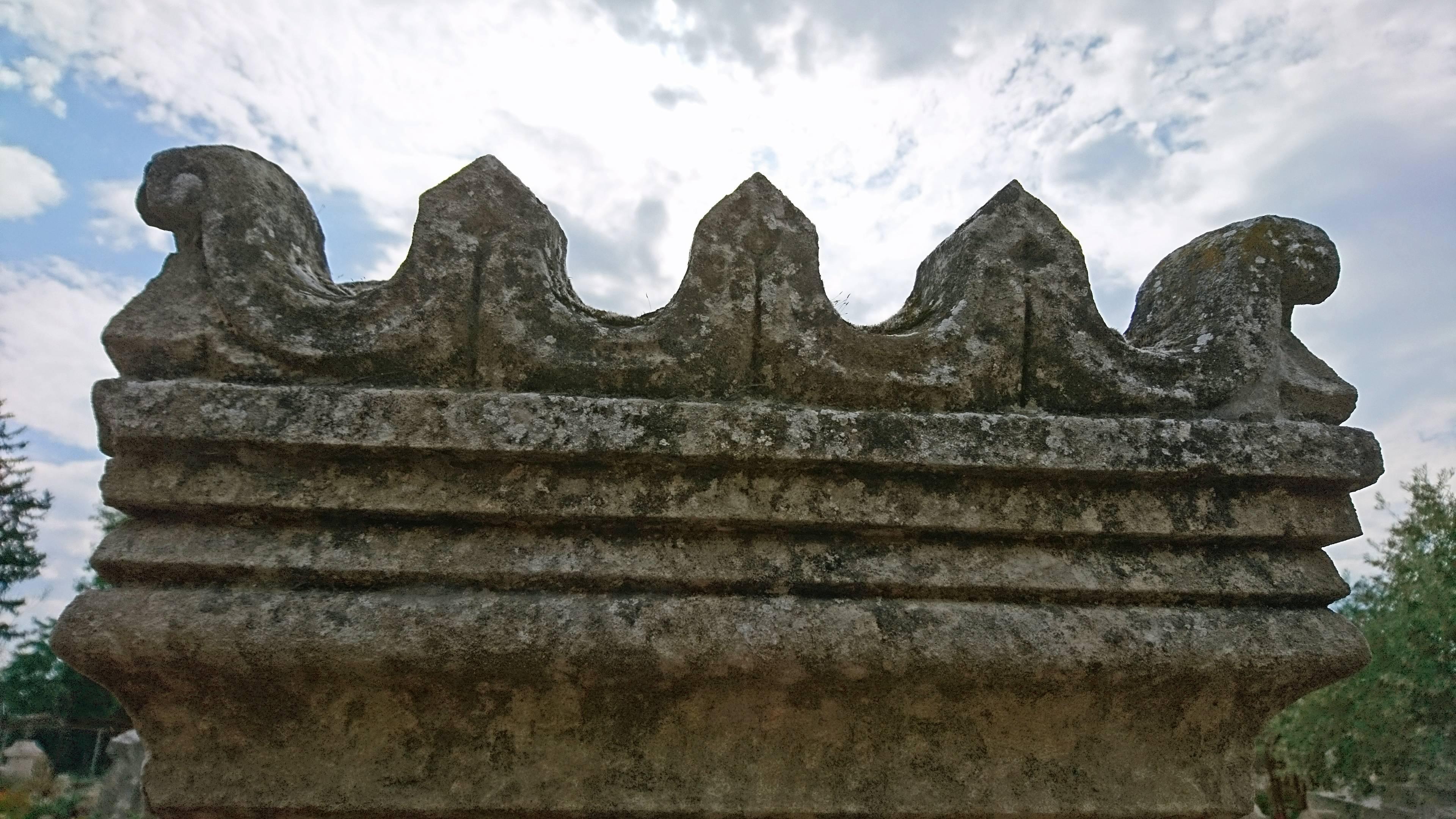 20th Century Square-Shaped Garden Fountain in Limestone with Hand-Sculpted Central Column For Sale