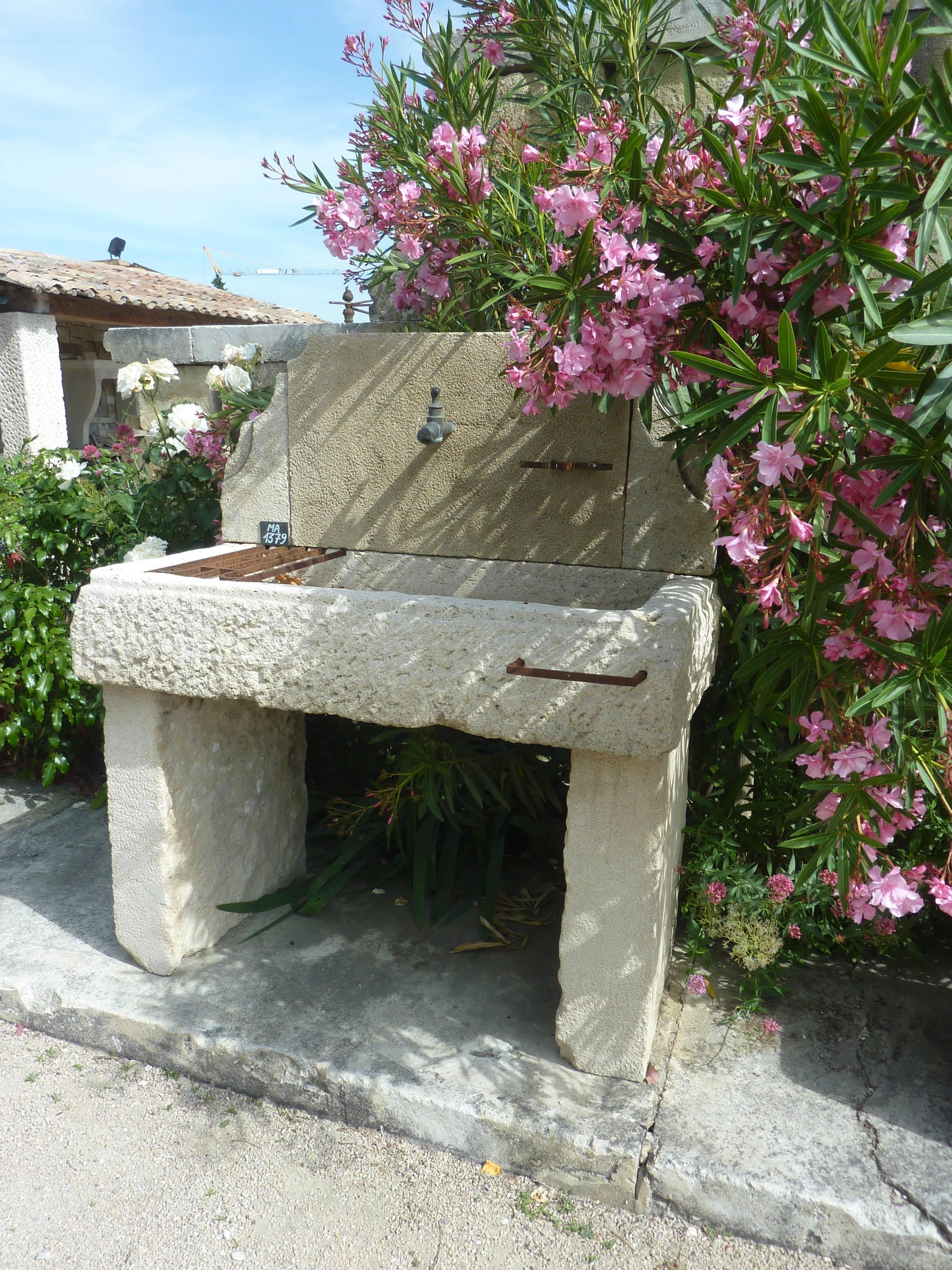 Summer Kitchen in Stone and Wrought Iron with Monolithic Sink, Jambs, Pediment In Fair Condition For Sale In Isle sur la Sorgue, FR