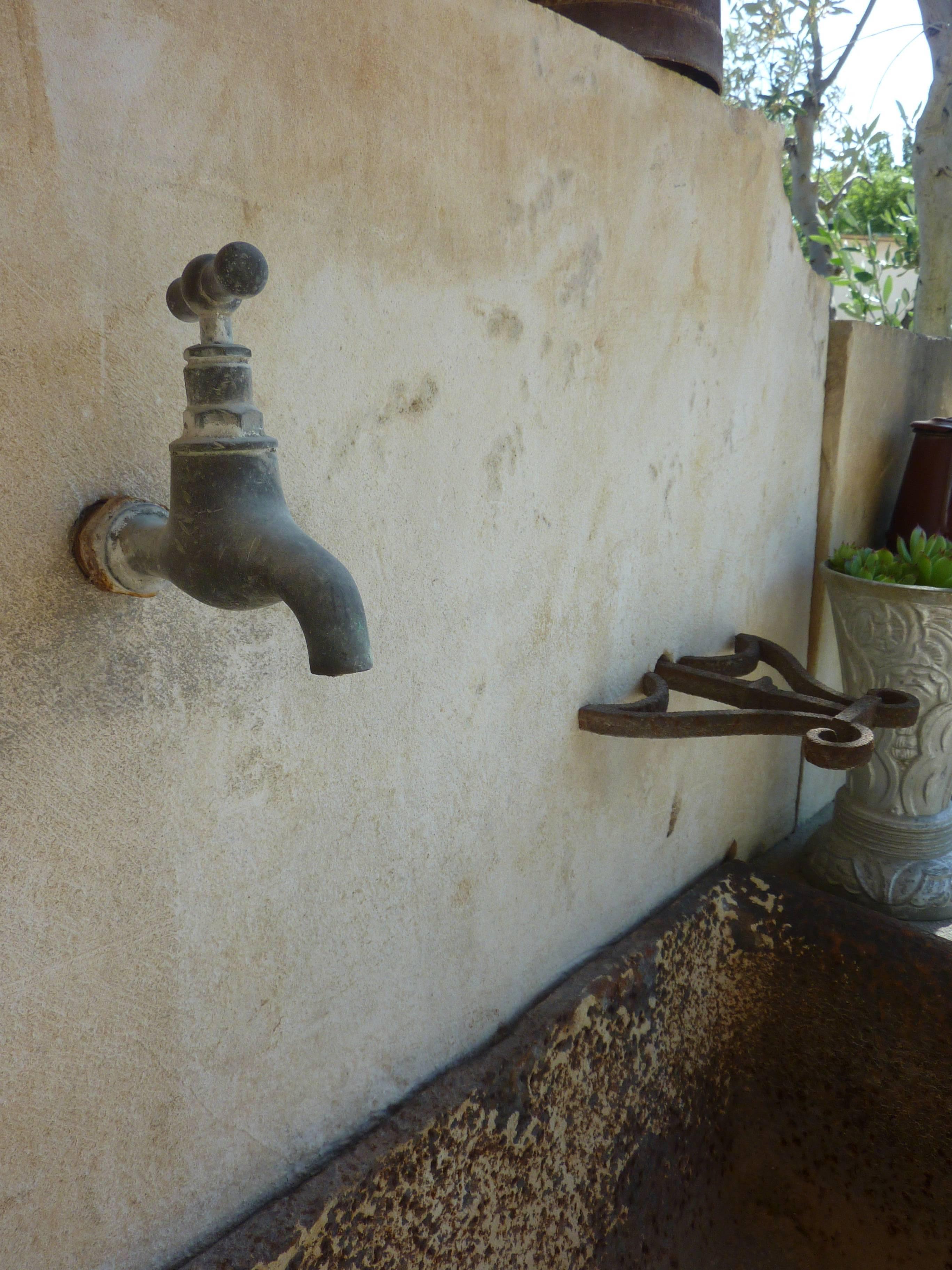 Antique Wrought Iron Sink on Legs with Stone Working Plans, Pediment & Ornaments In Good Condition For Sale In Isle sur la Sorgue, FR