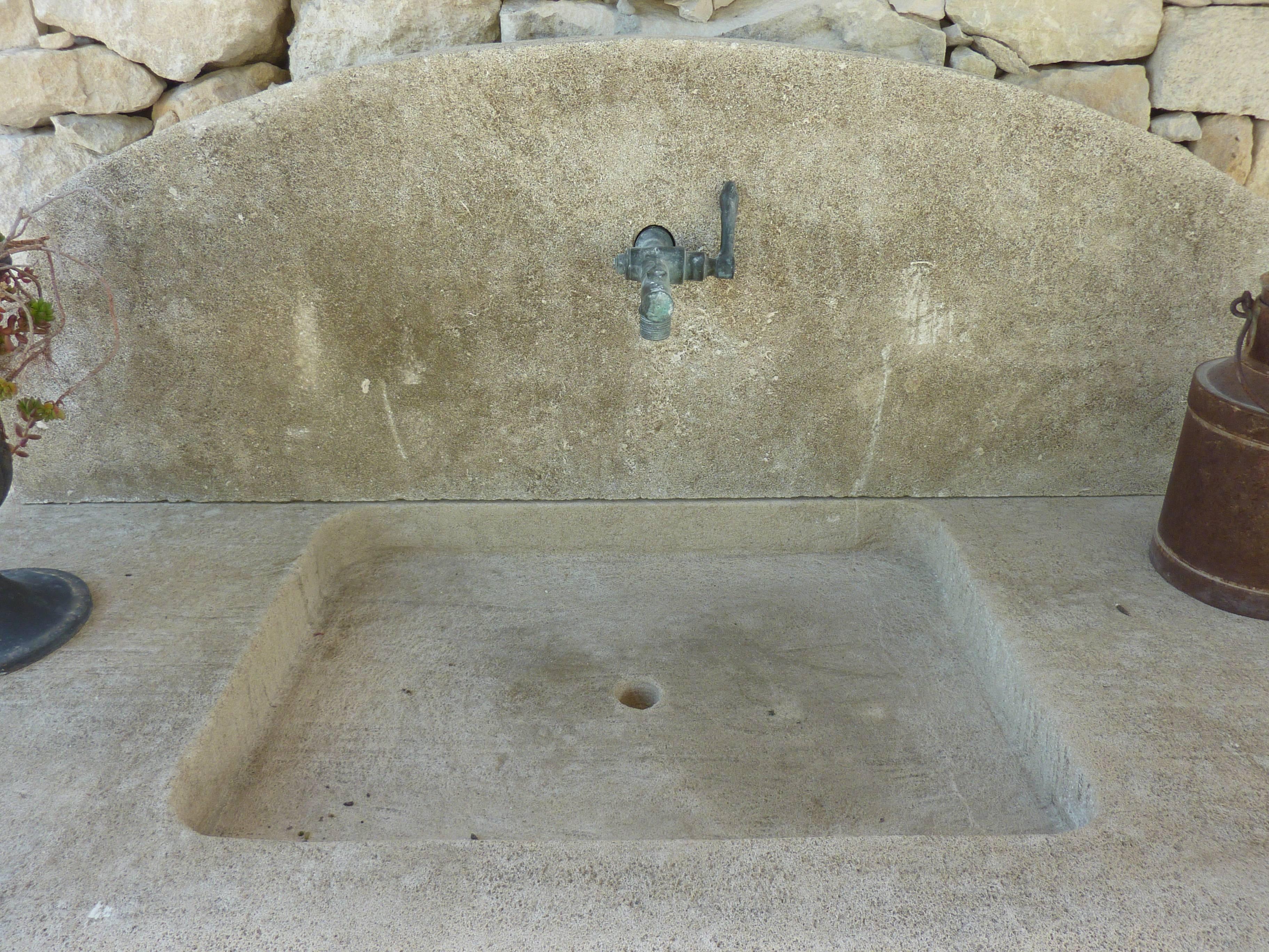 Stone Summer Kitchen with Sink, Pediment, Legs and Shelf In Good Condition For Sale In Isle sur la Sorgue, FR