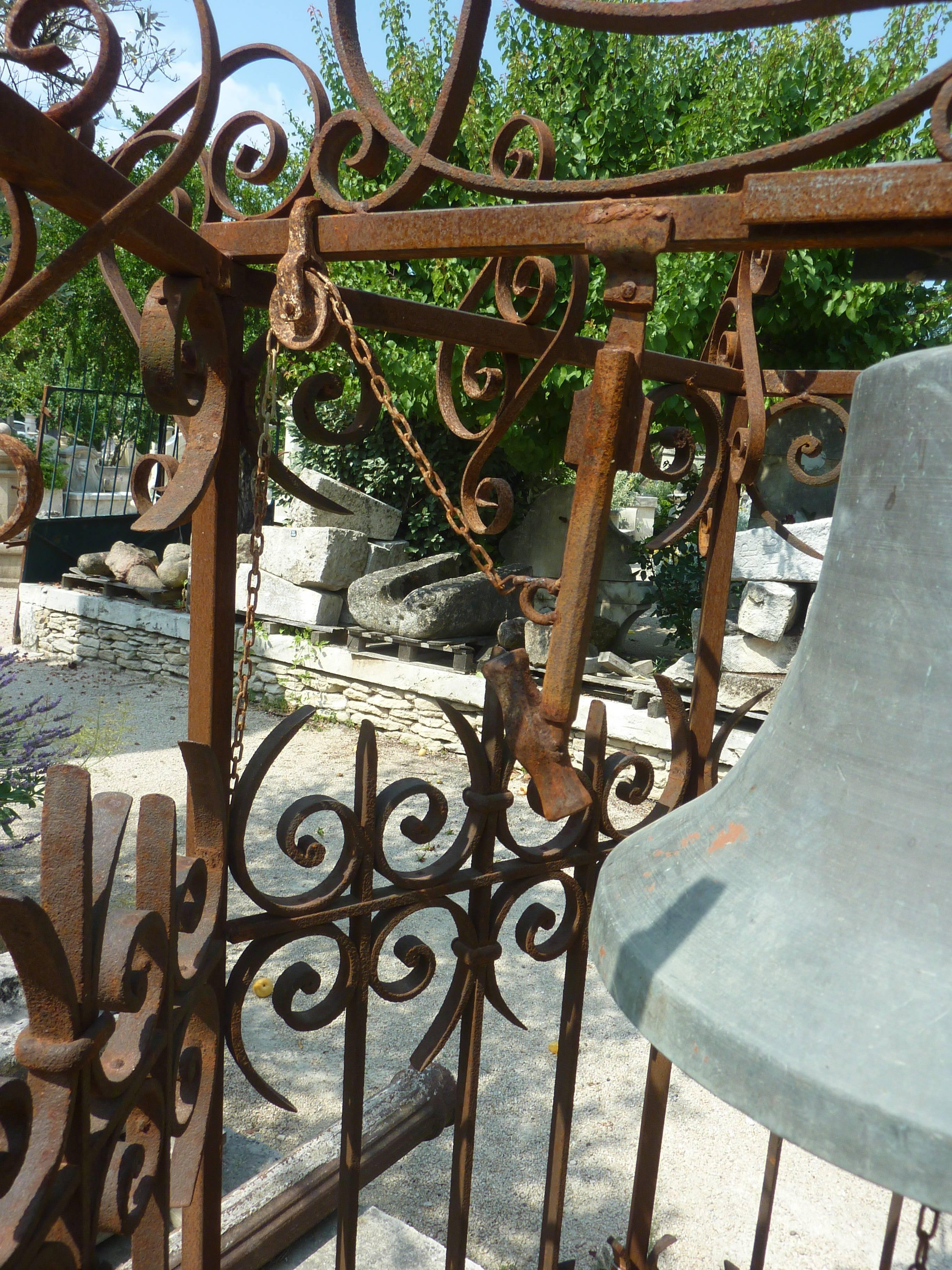 Antique Cast Bronze Bell and Its Wrought-Iron Campanile Structure, Provence In Good Condition For Sale In Isle sur la Sorgue, FR