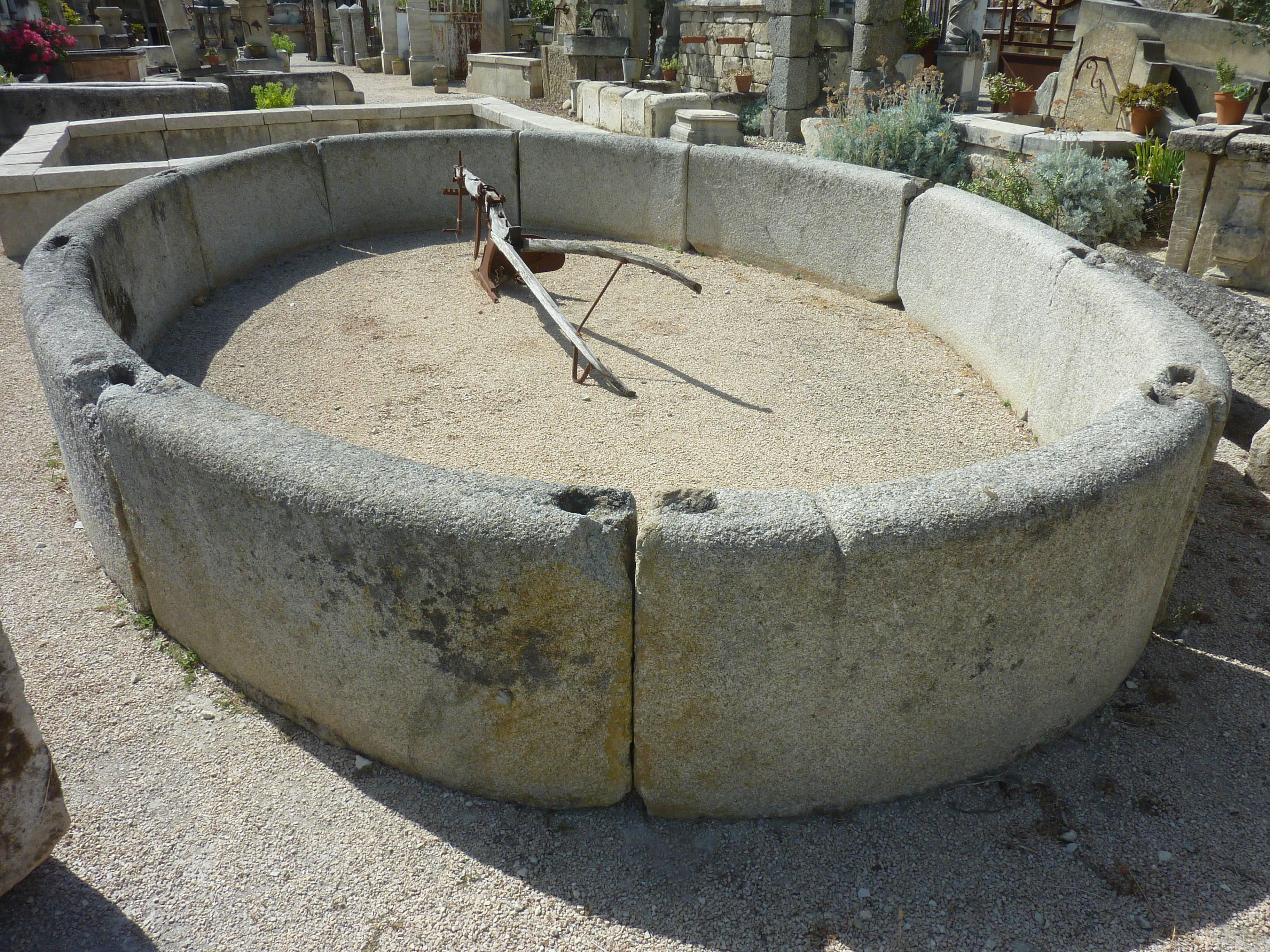 18th Century Portuguese Oval-Shaped Basin in Granit Stone 1