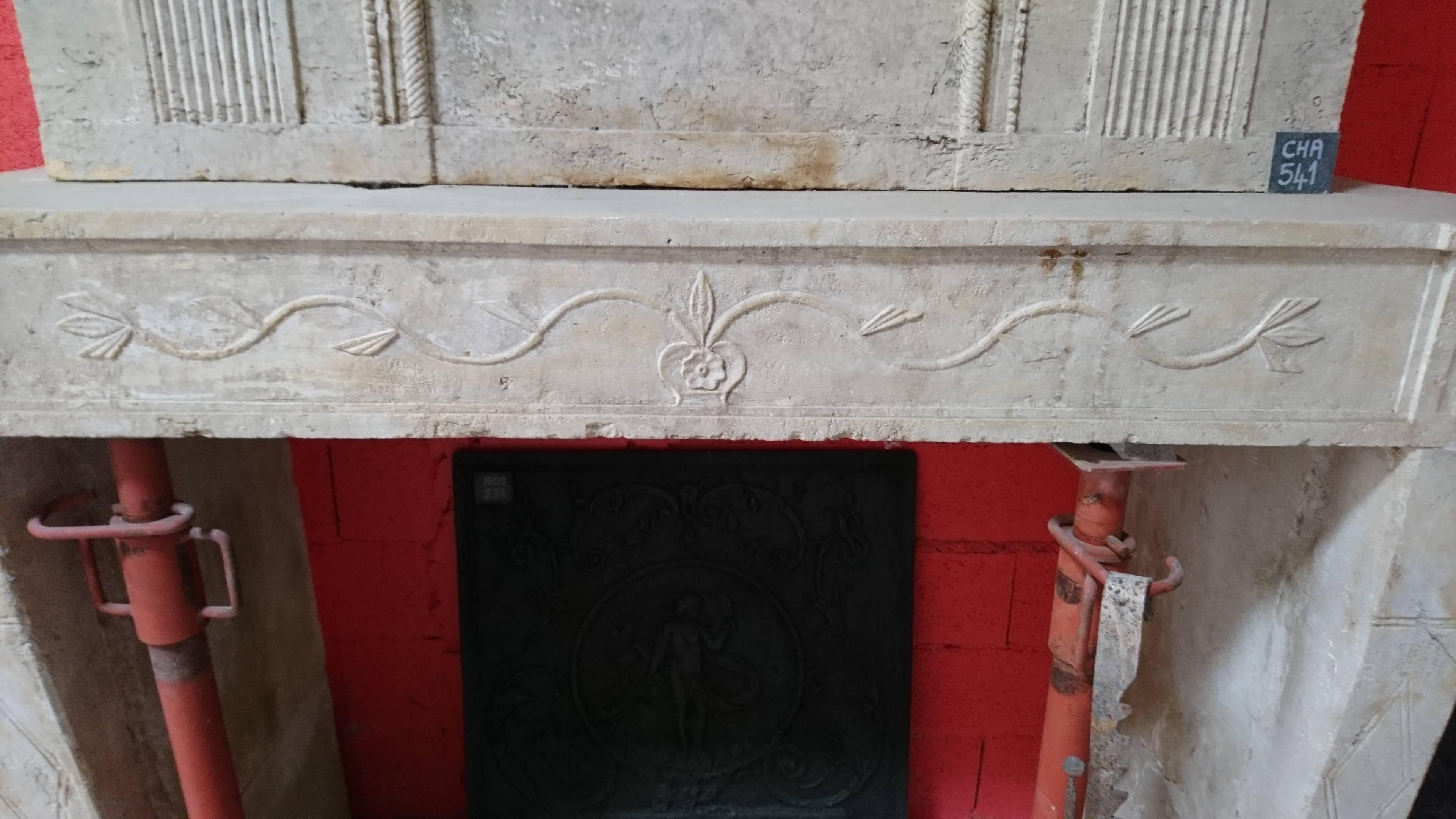 18th Century Louis XVI Fireplace with Trumeau in French Limestone, France In Good Condition For Sale In Isle sur la Sorgue, FR